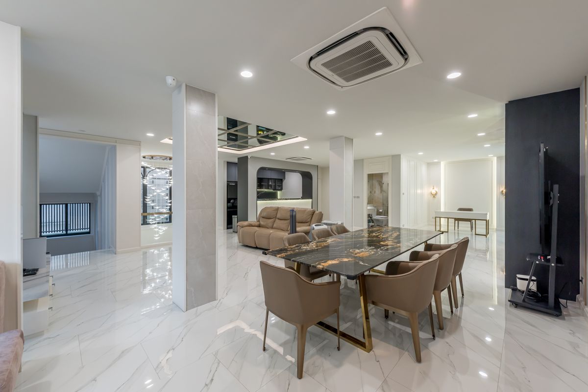 ขายทาวน์โฮมสาทร นราธิวาส : บ้านหรูบนถนนเจริญกรุง ขายถูกมาก ตกแต่งใหม่หมดทั้งหลังสไตล์ Modern  3 ชั้น 2 ห้องนั่งเล่น พร้อมลิฟต์และที่จอดรถ ใกล้ MRT หัวลำโพงและขึ้นทางด่วน 