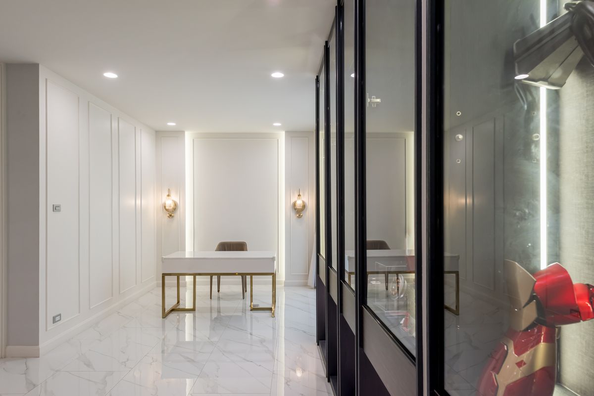 ขายทาวน์โฮมสาทร นราธิวาส : บ้านหรูบนถนนเจริญกรุง ขายถูกมาก ตกแต่งใหม่หมดทั้งหลังสไตล์ Modern  3 ชั้น 2 ห้องนั่งเล่น พร้อมลิฟต์และที่จอดรถ ใกล้ MRT หัวลำโพงและขึ้นทางด่วน 