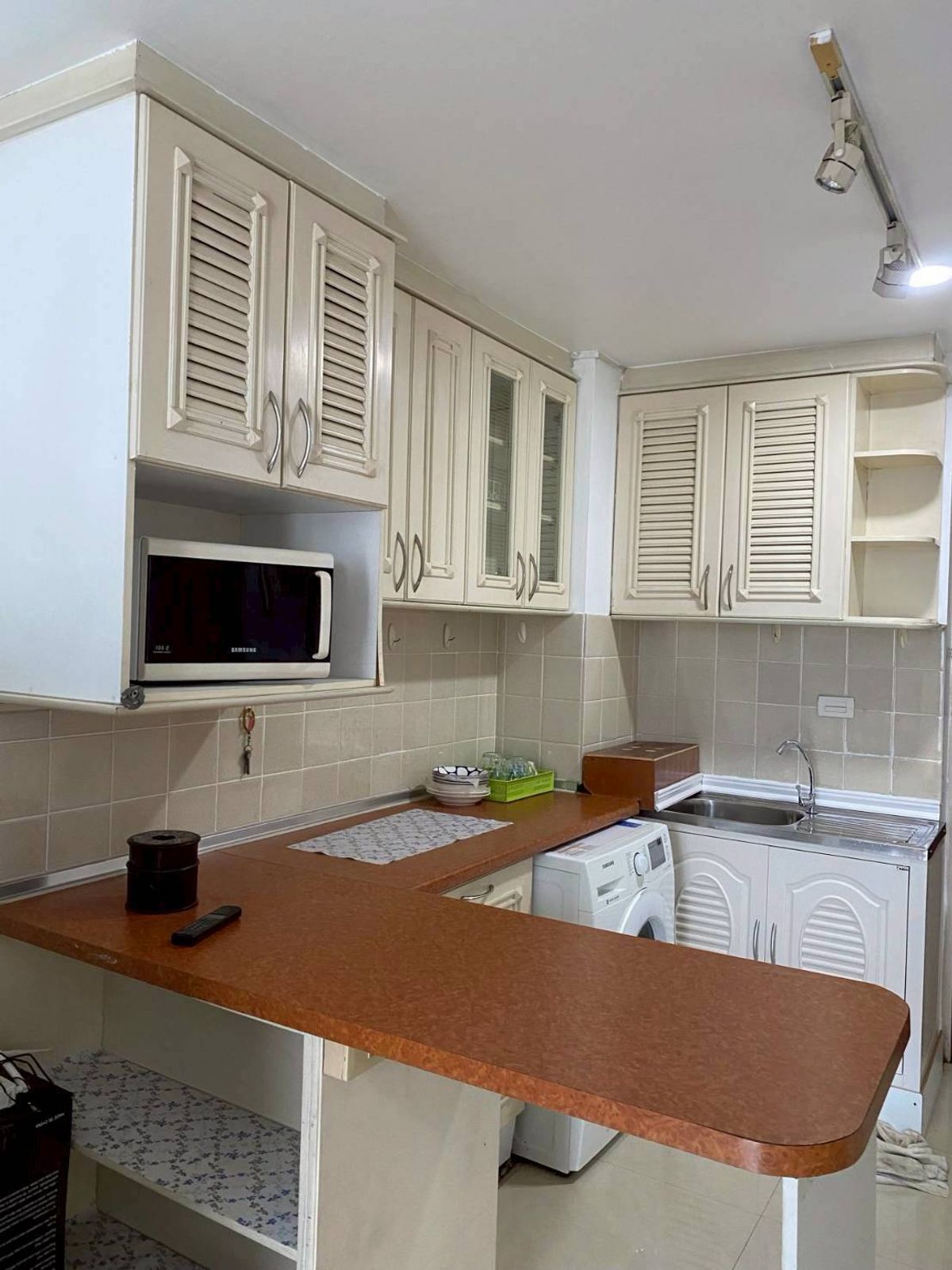 For SaleCondoRatchathewi,Phayathai : Good Deal! The best in the project, very good condition. The owner wants to sell near Raphaya Tai and Ratchathewi for just a few minutes to the center of the city near Saya Chula. Expressway, easy to travel, dont miss! Interested contact 0876358339