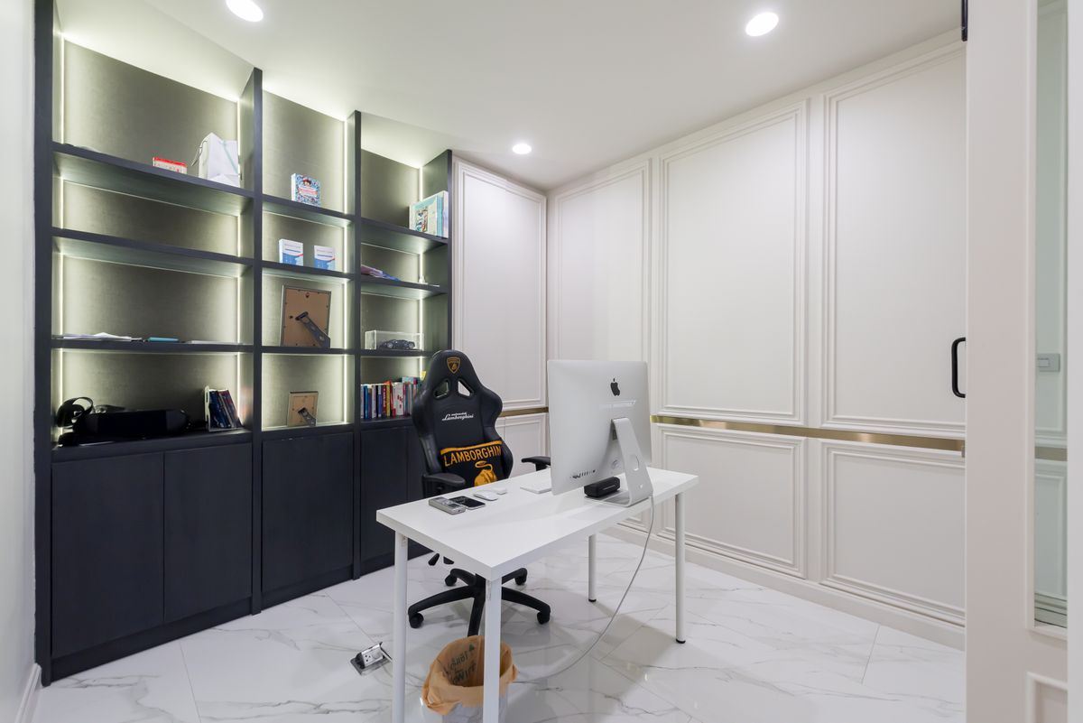 ขายทาวน์โฮมสาทร นราธิวาส : บ้านหรูบนถนนเจริญกรุง ขายถูกมาก ตกแต่งใหม่หมดทั้งหลังสไตล์ Modern  3 ชั้น 2 ห้องนั่งเล่น พร้อมลิฟต์และที่จอดรถ ใกล้ MRT หัวลำโพงและขึ้นทางด่วน 