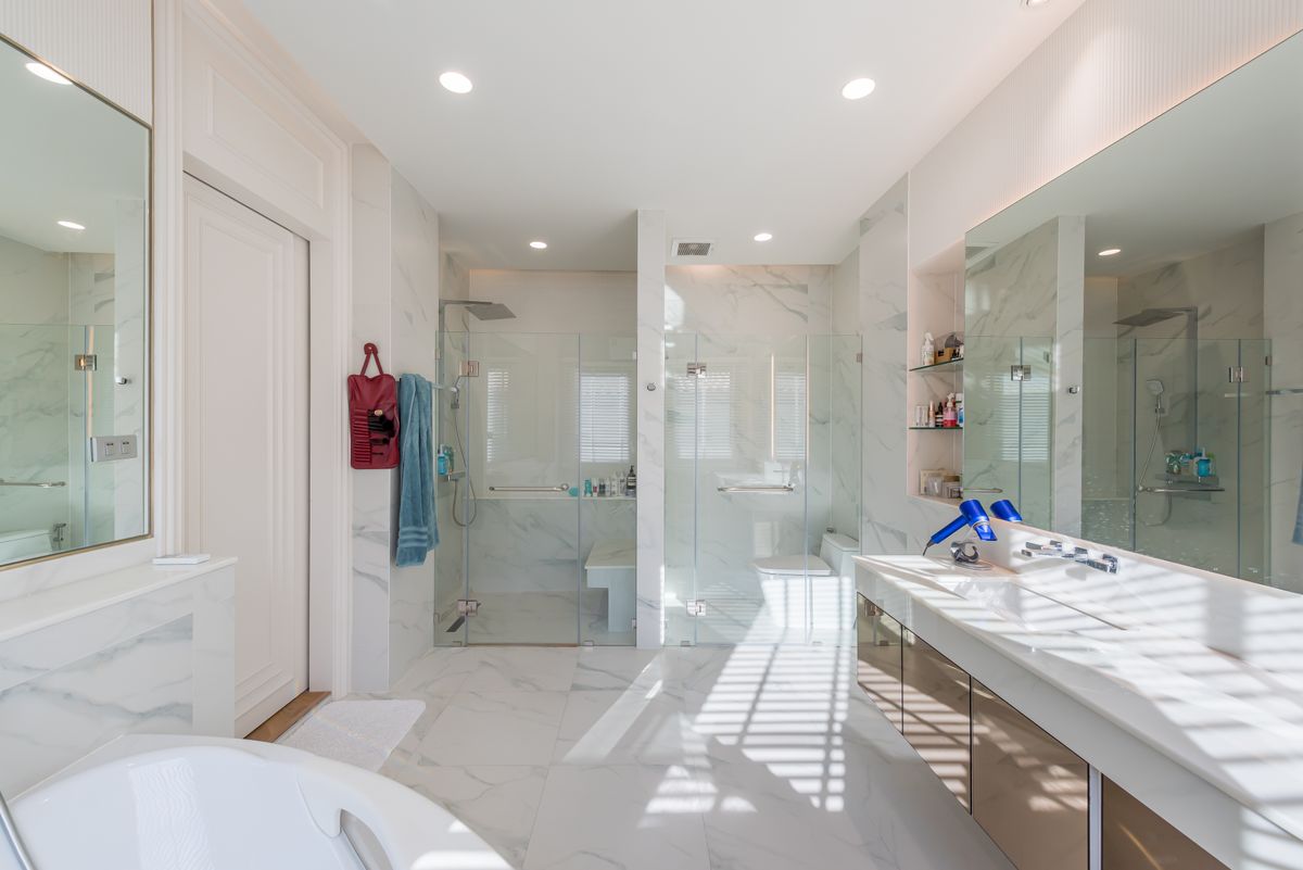 ขายทาวน์โฮมสาทร นราธิวาส : บ้านหรูบนถนนเจริญกรุง ขายถูกมาก ตกแต่งใหม่หมดทั้งหลังสไตล์ Modern  3 ชั้น 2 ห้องนั่งเล่น พร้อมลิฟต์และที่จอดรถ ใกล้ MRT หัวลำโพงและขึ้นทางด่วน 