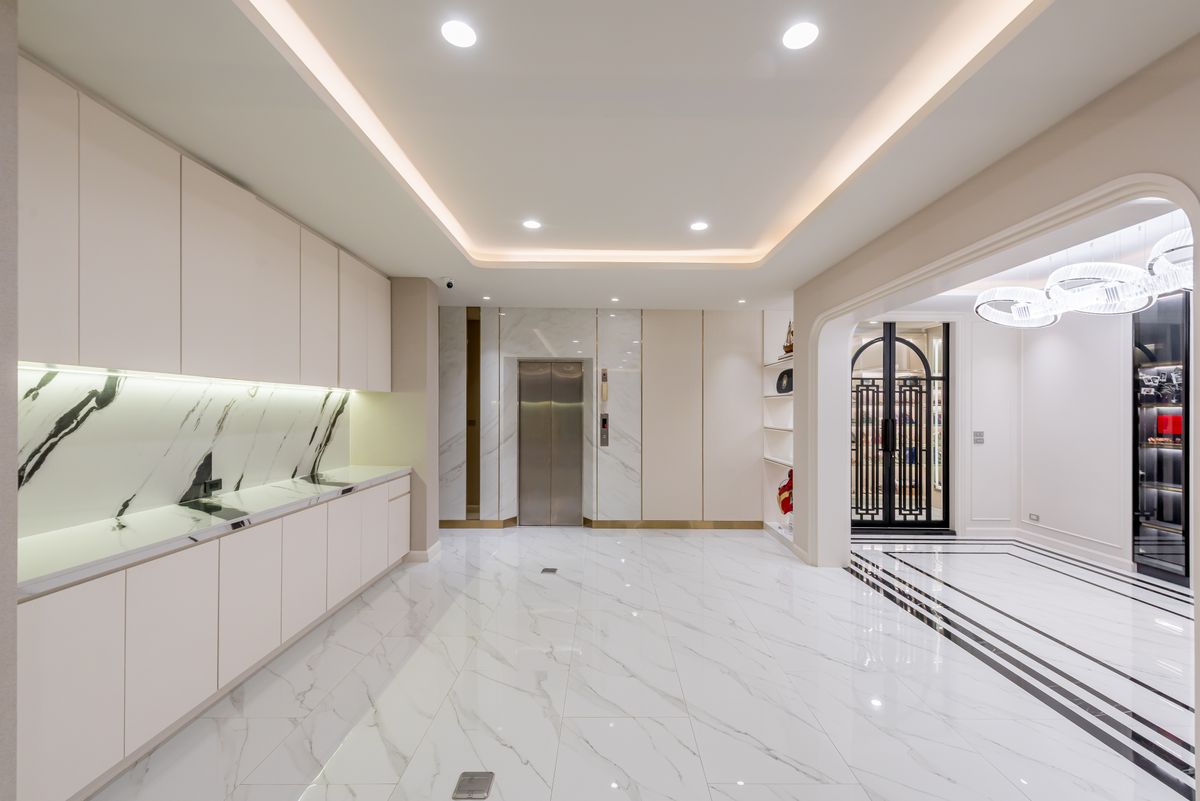 ขายทาวน์โฮมสาทร นราธิวาส : บ้านหรูบนถนนเจริญกรุง ขายถูกมาก ตกแต่งใหม่หมดทั้งหลังสไตล์ Modern  3 ชั้น 2 ห้องนั่งเล่น พร้อมลิฟต์และที่จอดรถ ใกล้ MRT หัวลำโพงและขึ้นทางด่วน 