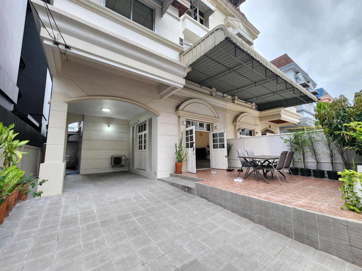 For RentOnnut, Udomsuk : Semi-detached house for rent Onnut 39. Near Yellow Line BTS.