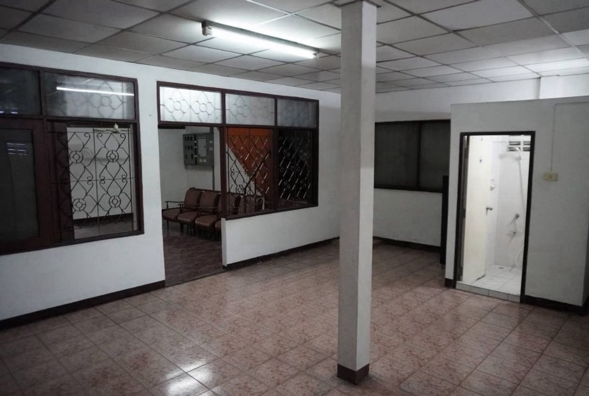 For RentShop HouseSukhumvit, Asoke, Thonglor : 3 -storey building for rent on Ekkamai Road, Sukhumvit, near the BTS. There is a nearby parking.