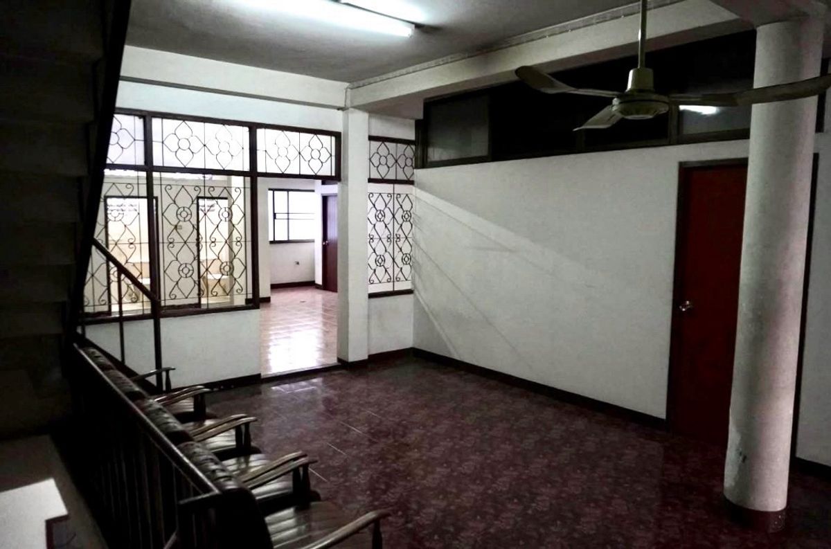 For RentShop HouseSukhumvit, Asoke, Thonglor : 3 -storey building for rent on Ekkamai Road, Sukhumvit, near the BTS. There is a nearby parking.