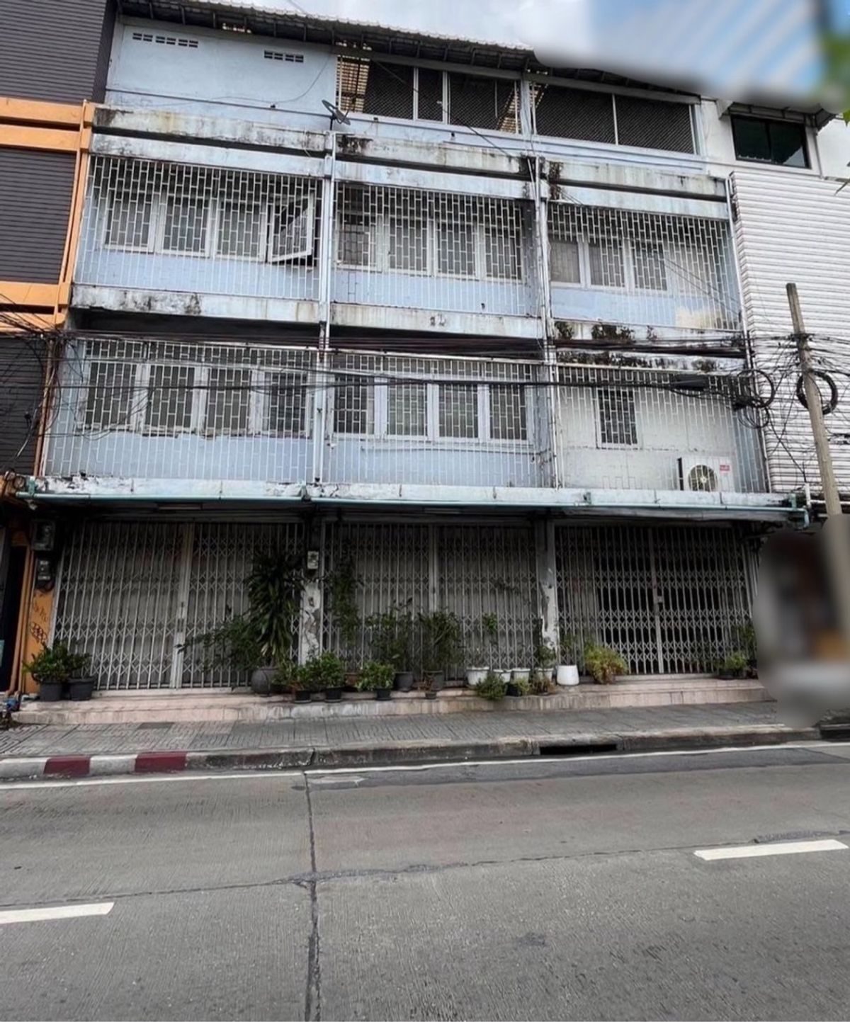 For RentShop HouseSukhumvit, Asoke, Thonglor : 3 -storey building for rent on Ekkamai Road, Sukhumvit, near the BTS. There is a nearby parking.