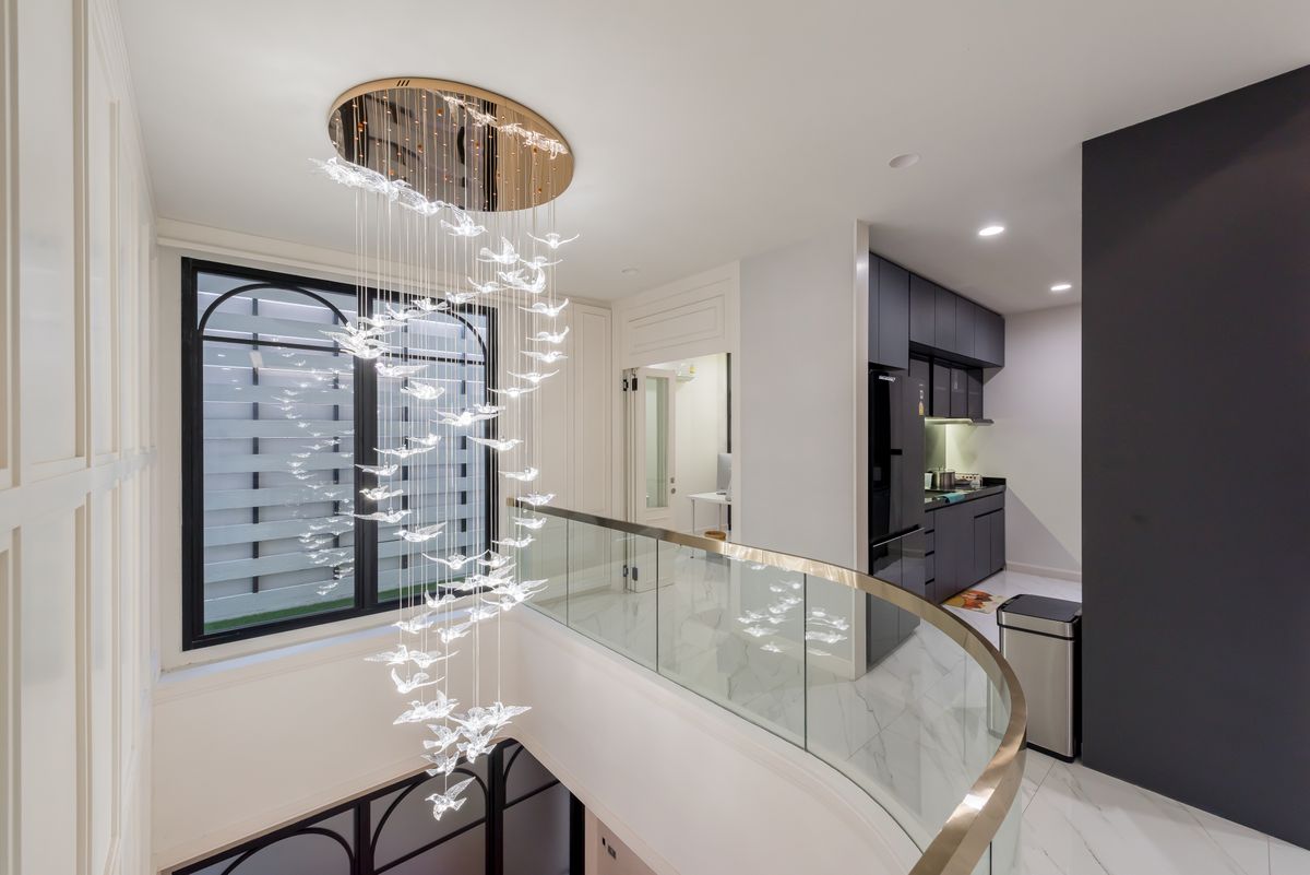 ขายทาวน์โฮมสาทร นราธิวาส : บ้านหรูบนถนนเจริญกรุง ขายถูกมาก ตกแต่งใหม่หมดทั้งหลังสไตล์ Modern  3 ชั้น 2 ห้องนั่งเล่น พร้อมลิฟต์และที่จอดรถ ใกล้ MRT หัวลำโพงและขึ้นทางด่วน 