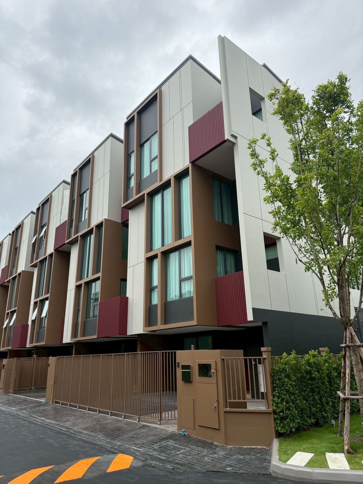 For SaleChokchai 4, Ladprao 71, Ladprao 48, : 🏛️Baan Klang Muang Classe, Ratchada -Ladprao 🌈 3.5 floor townhome, size 364 sq.m. 51.7 sq.w. | 4 bedrooms, 5 bathrooms, 3 parking spaces, starting 27.9 MB. Contact to watch Tel.0922635410