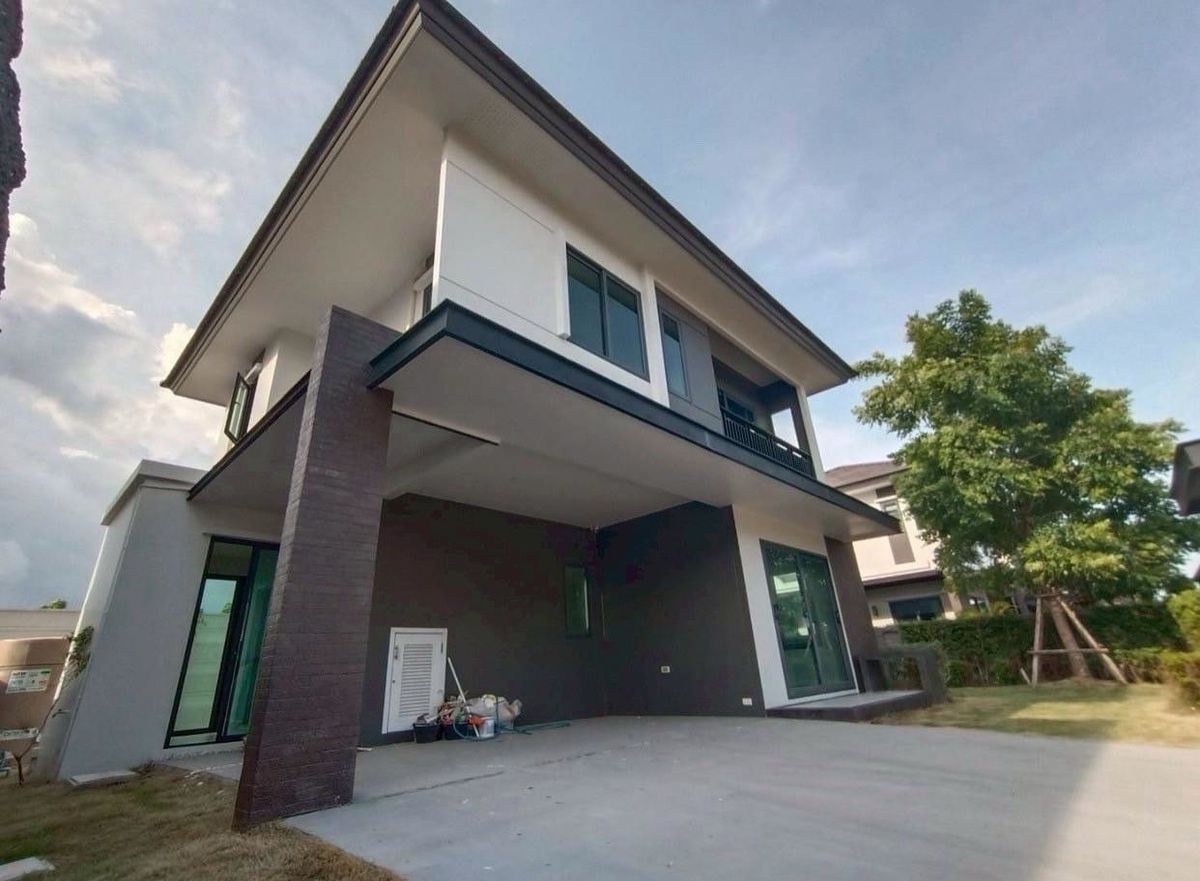 HouseSamut Prakan,Samrong : 🏡 Sale House at Britania Bangna
Beautiful fully-furnished home with built-in furniture, spacious living area, and large outdoor space — perfect for families seeking comfort and privacy.
