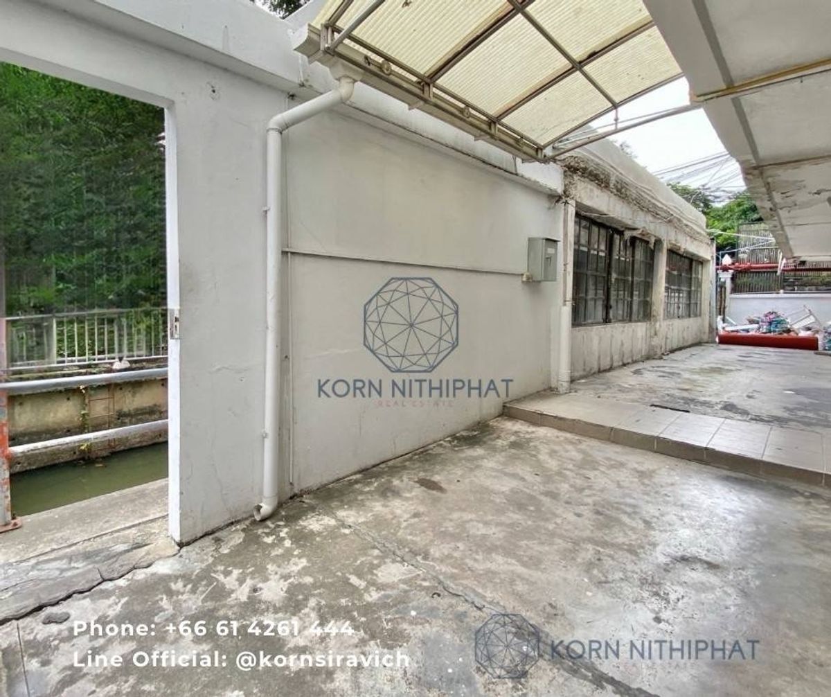 For RentRetail SpaceSukhumvit, Asoke, Thonglor : For Rent - Commercial Spaces at Asoke Sukhumvit Near BTS Asoke Sourroound with Luxury Condo / Services Apartment / Expats Traffic