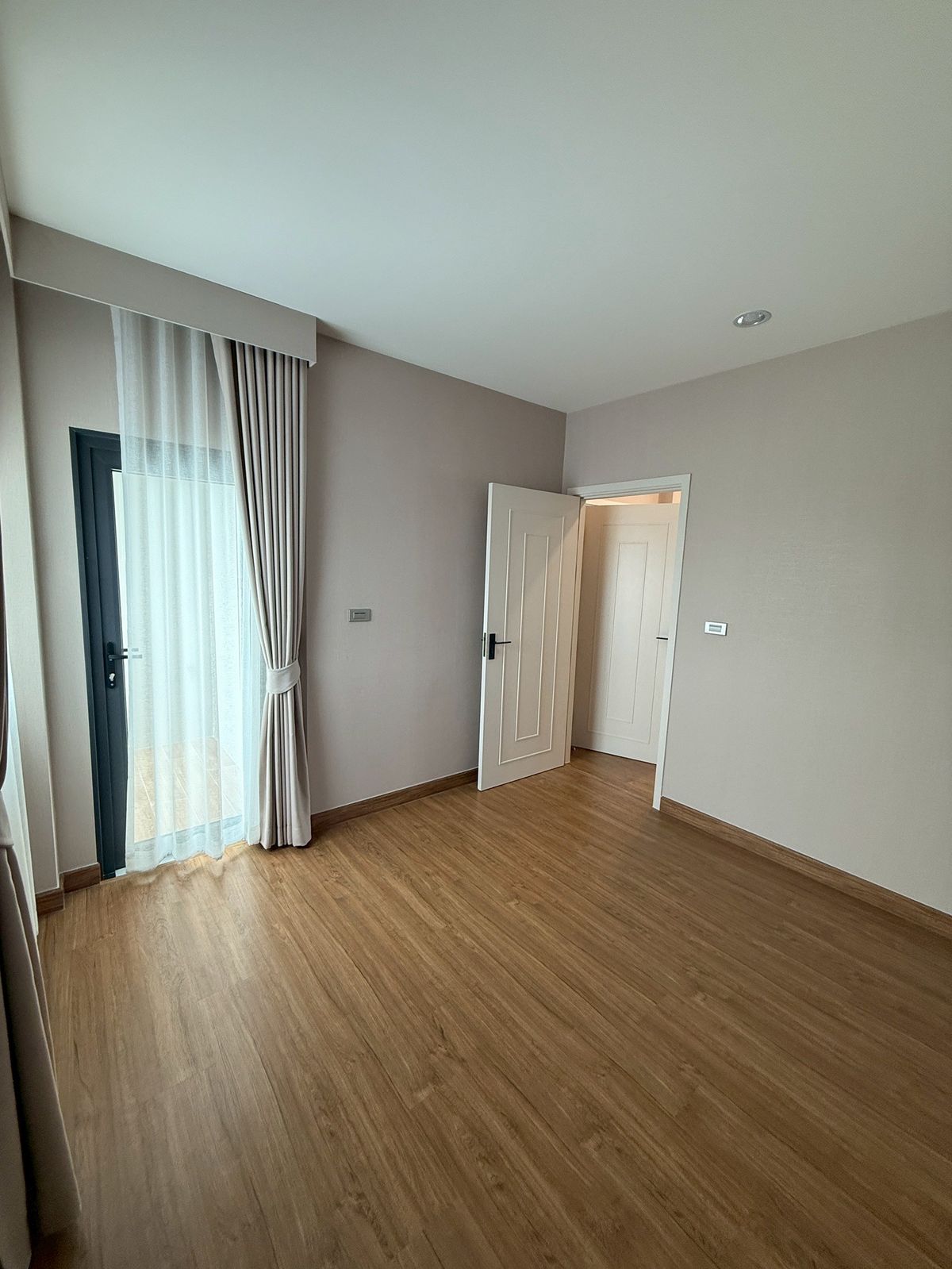 For SaleChokchai 4, Ladprao 71, Ladprao 48, : Baan Klang Muang Classe Ratchada -Ladprao ✨ 3.5 Townhome, 364 sq.m. 51.7 sq.w. | 4 bedrooms, 5 bathrooms, 3 parking spaces, starting 27.9 MB. Contact Tel.0922635410 (Earth)