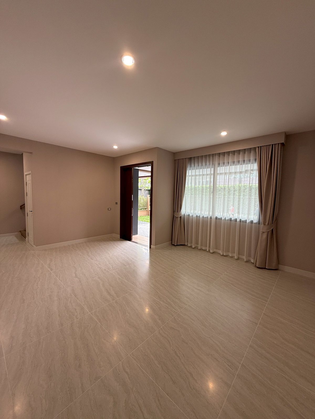 For SaleChokchai 4, Ladprao 71, Ladprao 48, : Baan Klang Muang Classe Ratchada -Ladprao ✨ 3.5 Townhome, 364 sq.m. 51.7 sq.w. | 4 bedrooms, 5 bathrooms, 3 parking spaces, starting 27.9 MB. Contact Tel.0922635410 (Earth)