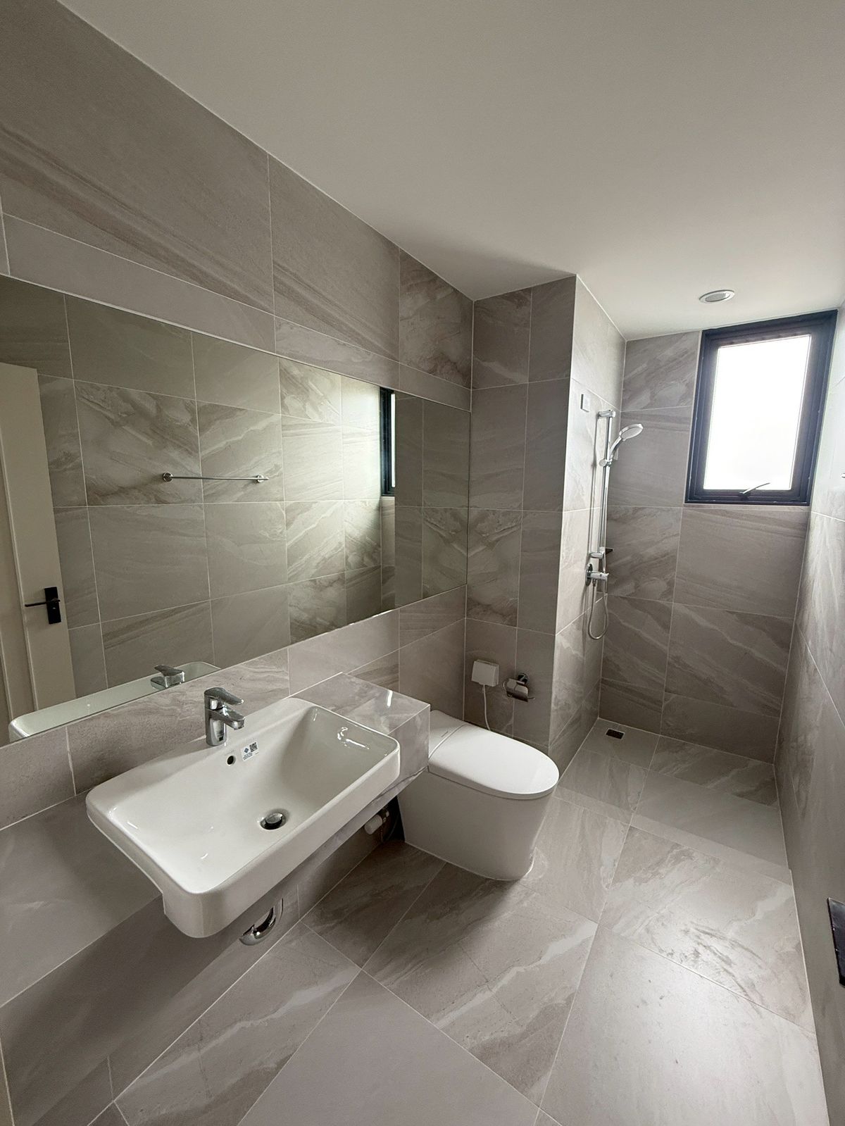 For SaleChokchai 4, Ladprao 71, Ladprao 48, : 🏛️Baan Klang Muang Classe, Ratchada -Ladprao 🌈 3.5 floor townhome, size 364 sq.m. 51.7 sq.w. | 4 bedrooms, 5 bathrooms, 3 parking spaces, starting 27.9 MB. Contact to watch Tel.0922635410