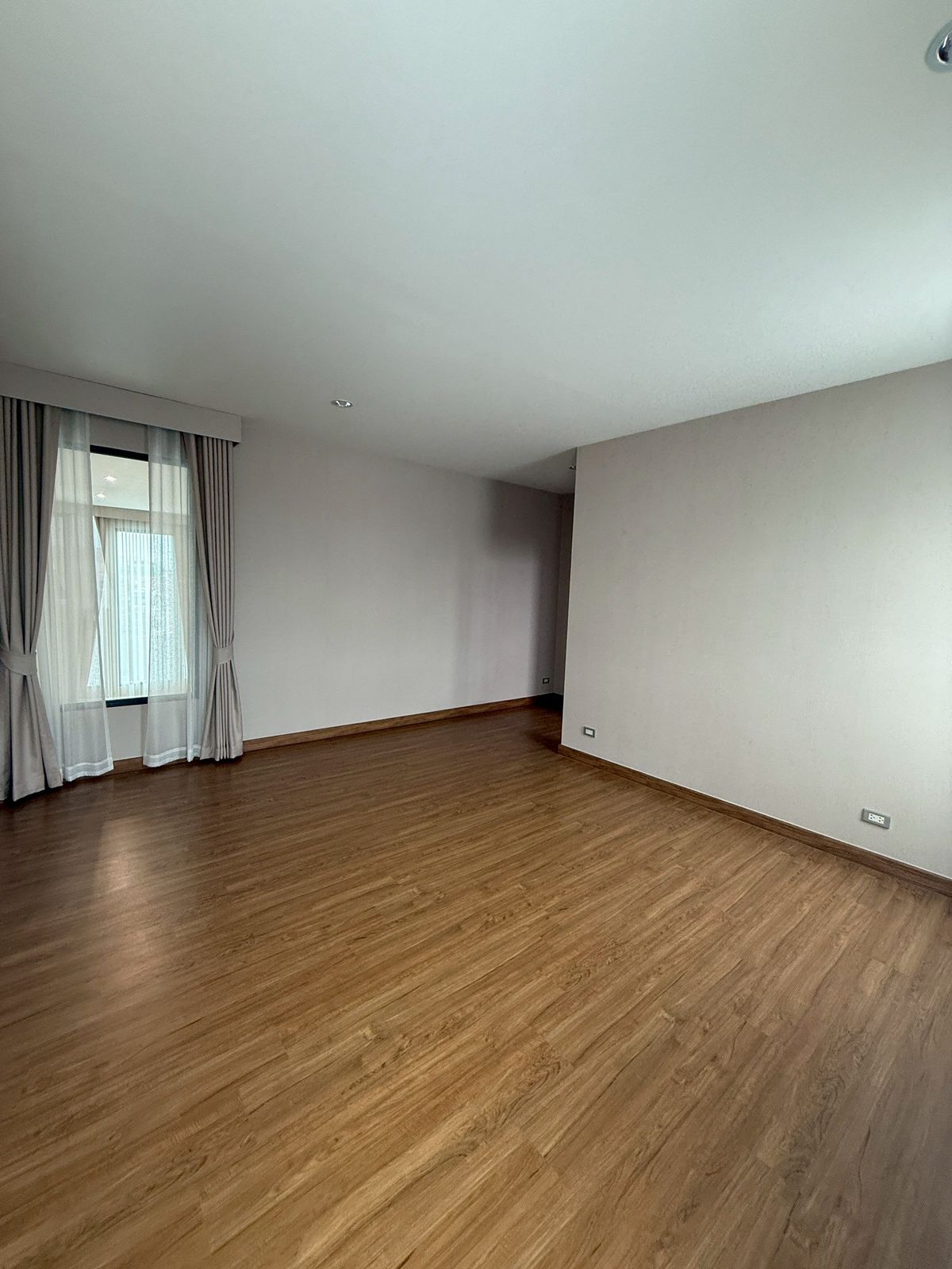 For SaleChokchai 4, Ladprao 71, Ladprao 48, : 🏛️Baan Klang Muang Classe Ratchada -Ladprao ✨ 35 -story townhome size 364 sq.m. 51.7 sq.w. | 4 bedrooms, 5 bathrooms, 3 parking spaces, starting 27.9 MB. Contact Tel.0922635410 (Earth)