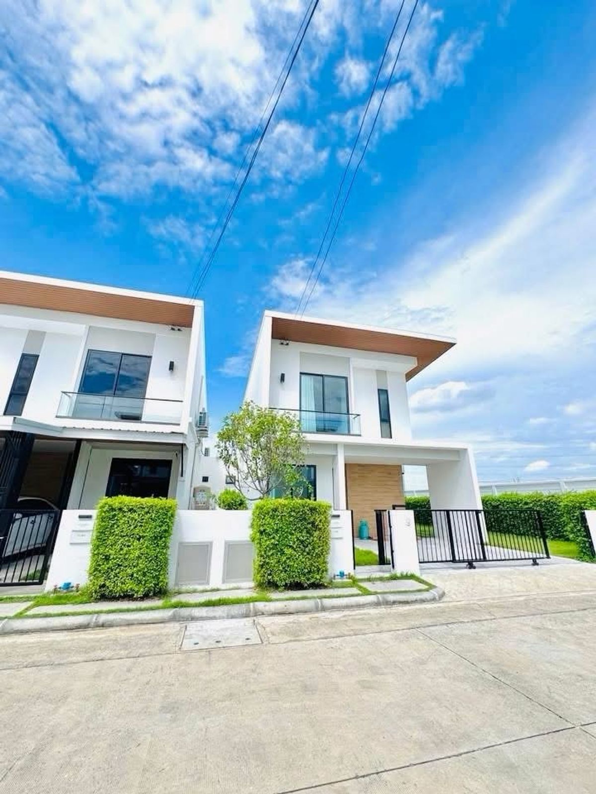 ให้เช่าบ้านบางนา แบริ่ง ลาซาล : For Rent - Minimal Single House Modern Loft Style at Bangna near Mega Bangna / IKEA / Golf Course / International School and Expressway to Rama 9 - Chonburi - Airport