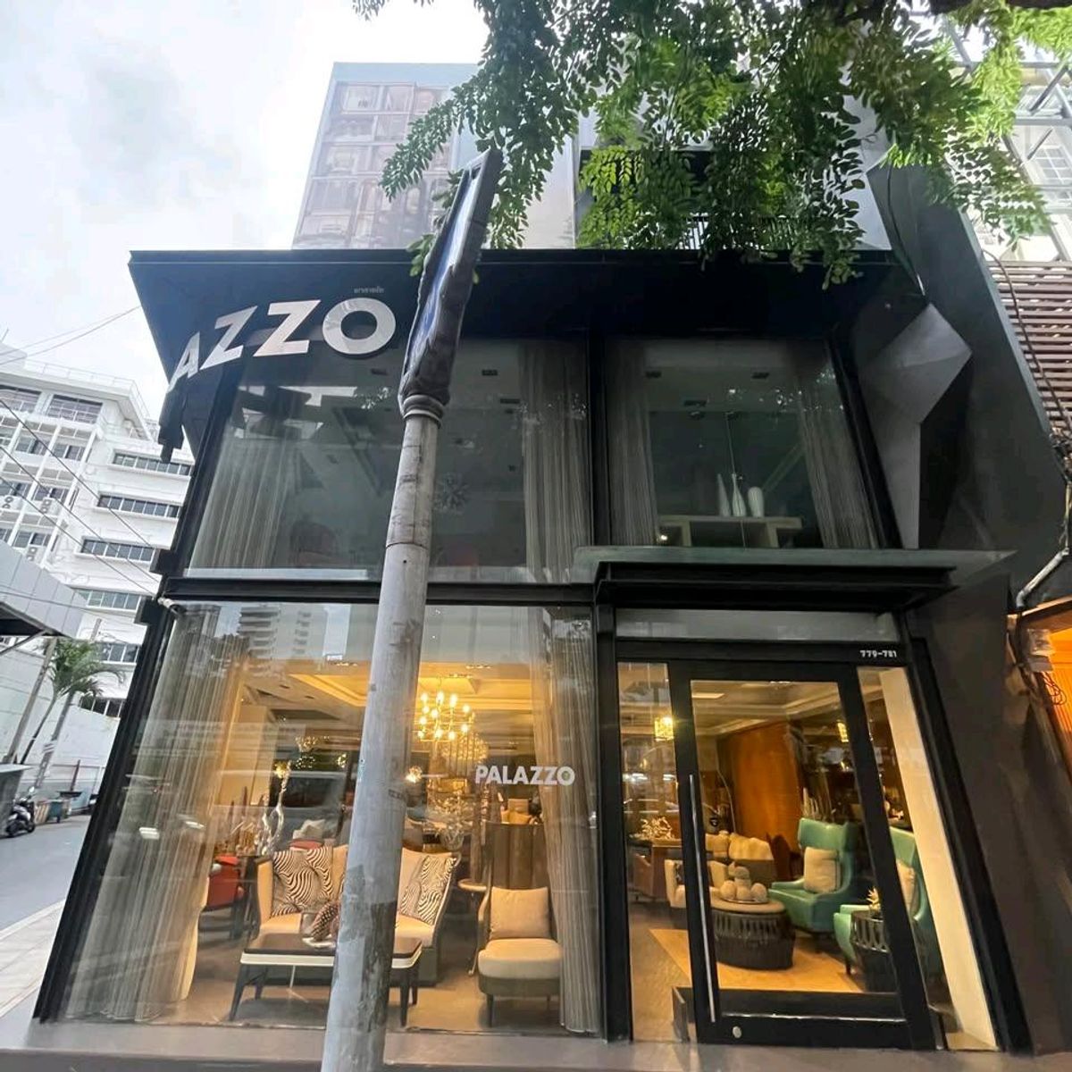 For RentShowroomSukhumvit, Asoke, Thonglor : Modern glass façade building – perfect for a showroom, corner on heart of Sukhumvit near BTS Prompong