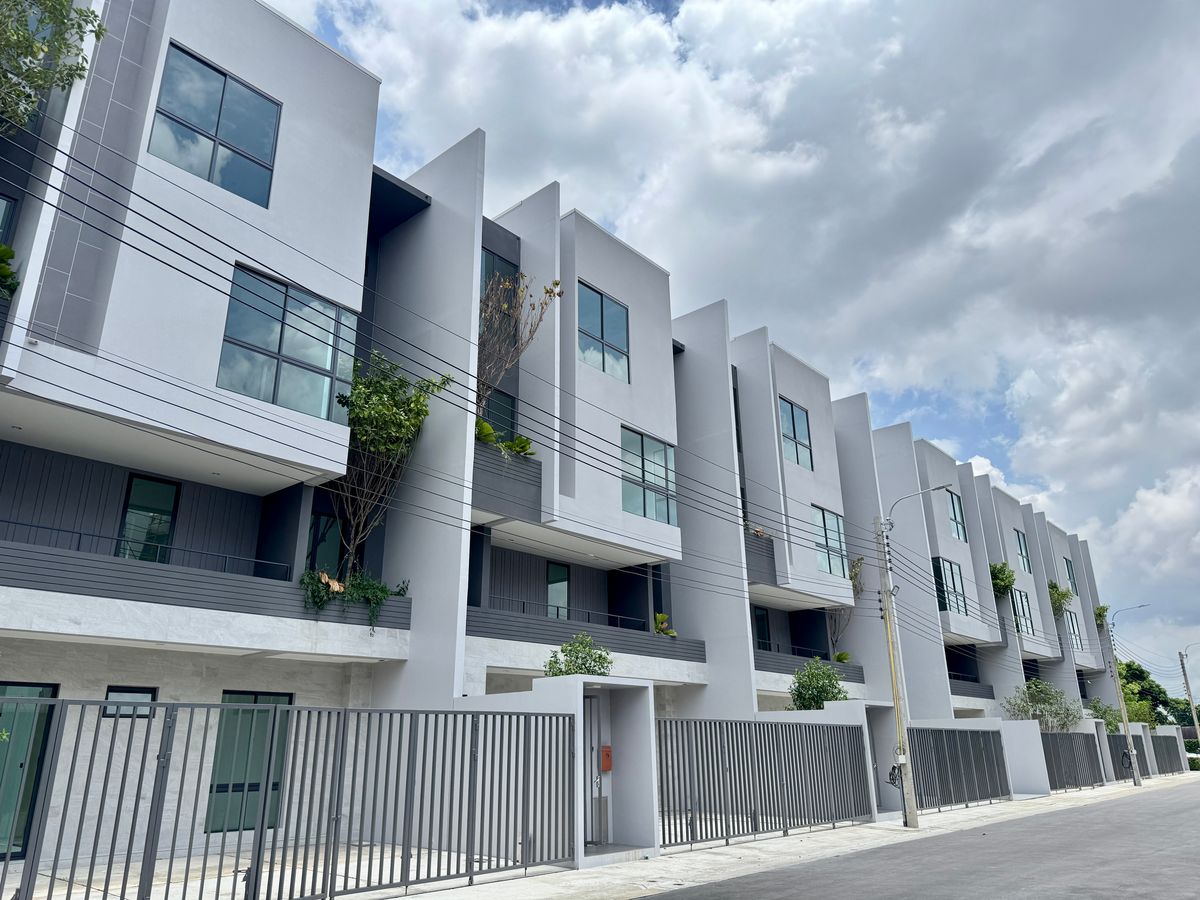 ขายทาวน์โฮมพัฒนาการ ศรีนครินทร์ : (SALE)  ทาวน์โฮมพรีเมียม PATIO กรุงเทพกรีฑา–วงแหวน 🏡 บนถนนกรุงเทพกรีฑาตัดใหม่ สังคมส่วนตัวเพียง 51 ยูนิต จาก Pruksa 📞 นัดชมโครงการ โทรเลย 0652614622 แทมมี่