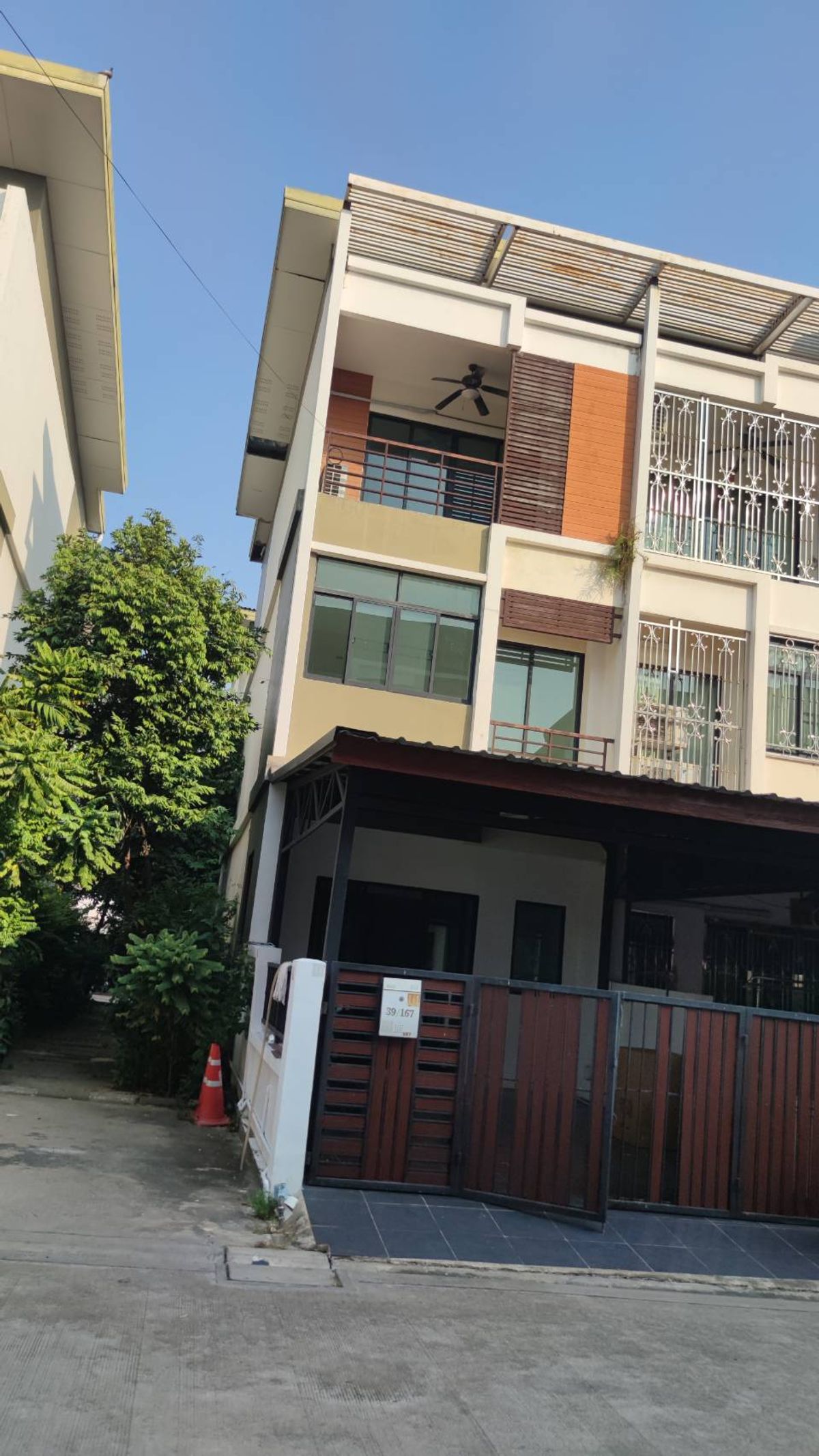 ให้เช่าทาวน์โฮมท่าพระ ตลาดพลู วุฒากาศ : ให้เช่า ทาวน์โฮม 3ชั้น23ตรว19900บ   ซิกเนเจอร์ กัลปพฤกษ์ SIXNATURE KALPAPRUEK  หลังมุม