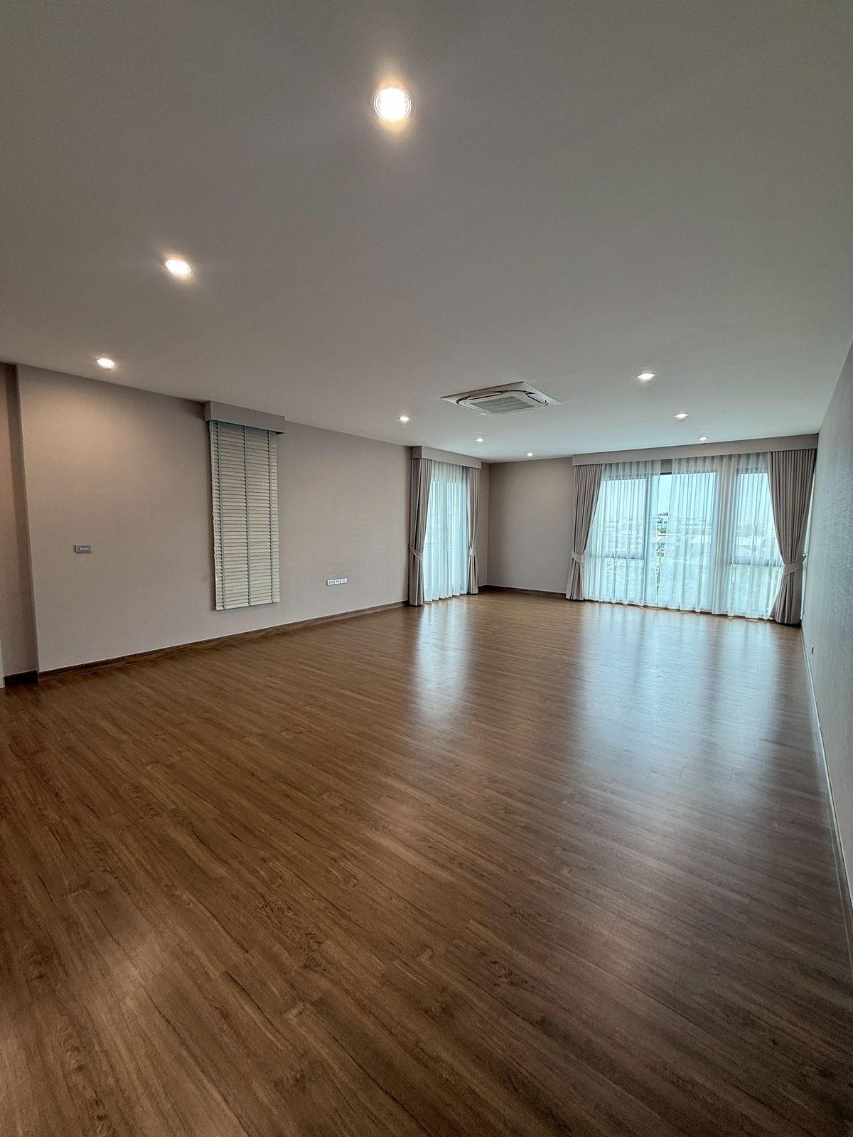 For SaleChokchai 4, Ladprao 71, Ladprao 48, : Baan Klang Muang Classe Ratchada -Ladprao ✨ 3.5 Townhome, 364 sq.m. 51.7 sq.w. | 4 bedrooms, 5 bathrooms, 3 parking spaces, starting 27.9 MB. Contact Tel.0922635410 (Earth)