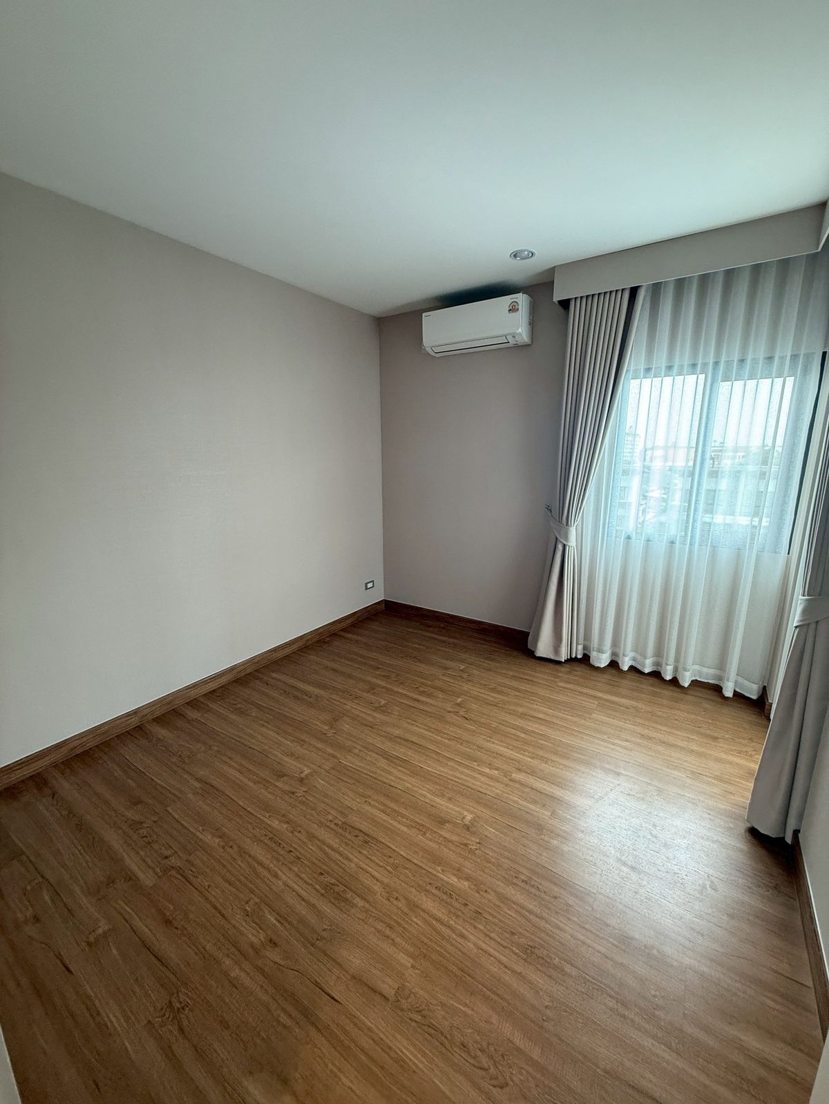 For SaleChokchai 4, Ladprao 71, Ladprao 48, : Baan Klang Muang Classe Ratchada -Ladprao ✨ 3.5 Townhome, 364 sq.m. 51.7 sq.w. | 4 bedrooms, 5 bathrooms, 3 parking spaces, starting 27.9 MB. Contact Tel.0922635410 (Earth)