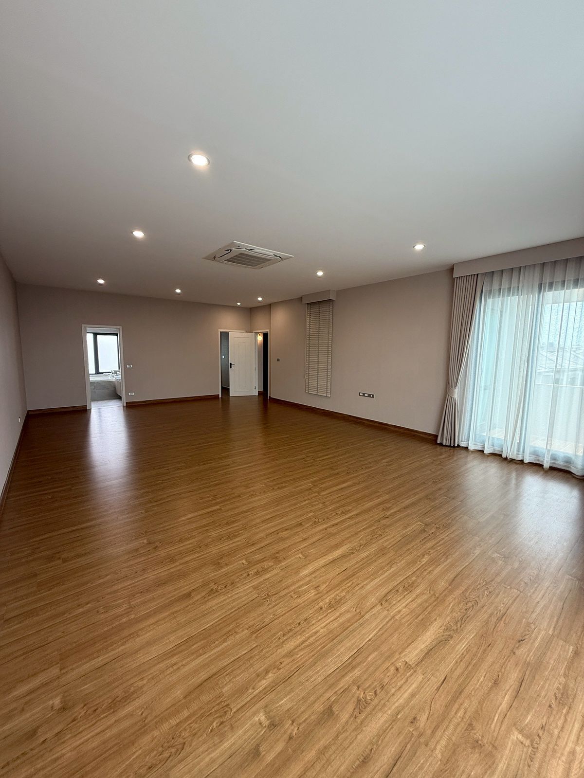 For SaleChokchai 4, Ladprao 71, Ladprao 48, : Baan Klang Muang Classe Ratchada -Ladprao ✨ 3.5 Townhome, 364 sq.m. 51.7 sq.w. | 4 bedrooms, 5 bathrooms, 3 parking spaces, starting 27.9 MB. Contact Tel.0922635410 (Earth)