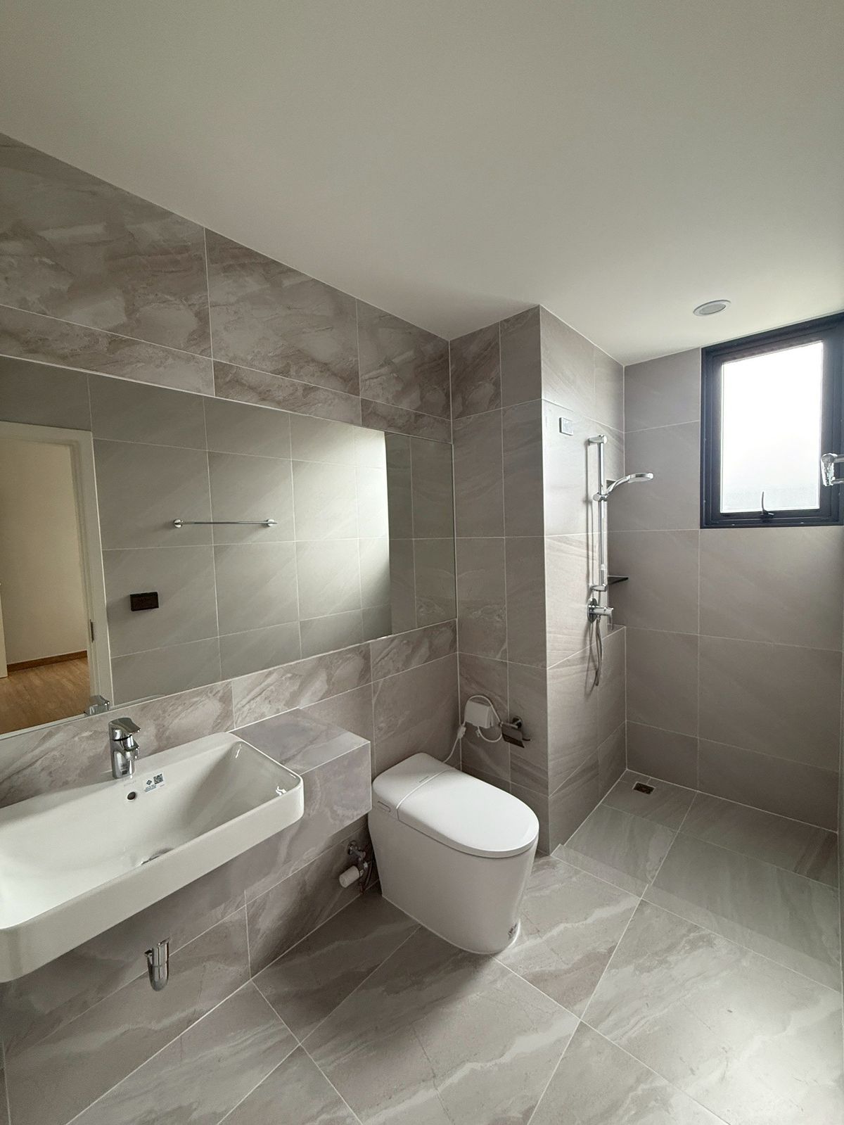 For SaleChokchai 4, Ladprao 71, Ladprao 48, : 🏛️Baan Klang Muang Classe Ratchada -Ladprao ✨ 35 -story townhome size 364 sq.m. 51.7 sq.w. | 4 bedrooms, 5 bathrooms, 3 parking spaces, starting 27.9 MB. Contact Tel.0922635410 (Earth)