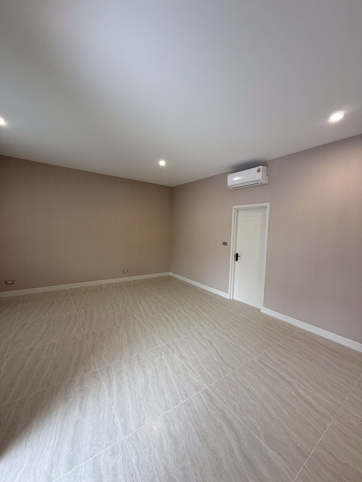 For SaleChokchai 4, Ladprao 71, Ladprao 48, : 🏛️Baan Klang Muang Classe, Ratchada -Ladprao 🌈 3.5 floor townhome, size 364 sq.m. 51.7 sq.w. | 4 bedrooms, 5 bathrooms, 3 parking spaces, starting 27.9 MB. Contact to watch Tel.0922635410