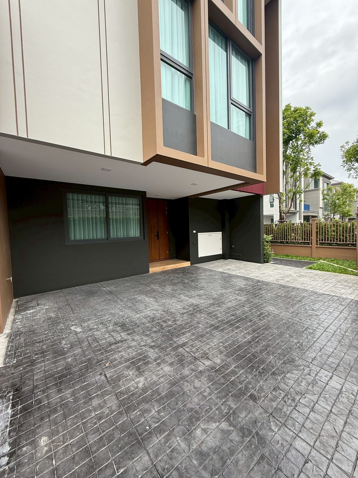 For SaleChokchai 4, Ladprao 71, Ladprao 48, : 🏛️Baan Klang Muang Classe Ratchada -Ladprao ✨ 35 -story townhome size 364 sq.m. 51.7 sq.w. | 4 bedrooms, 5 bathrooms, 3 parking spaces, starting 27.9 MB. Contact Tel.0922635410 (Earth)