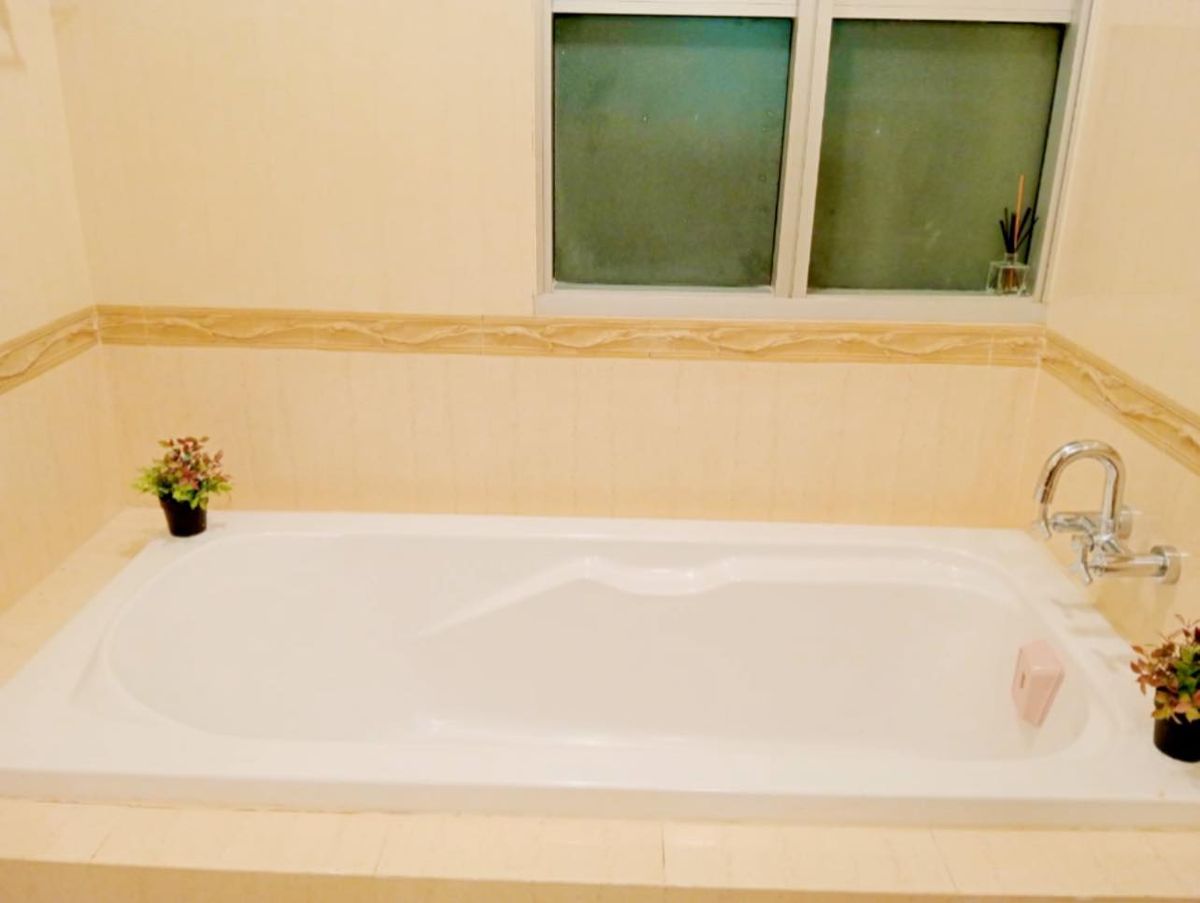 For RentCondoRatchathewi,Phayathai : The Address Siam【𝐑𝐄𝐍𝐓】🔥Spacious and open design with glass and built-in furniture for complete functionality🔥  Contact Line ID: @hacondo