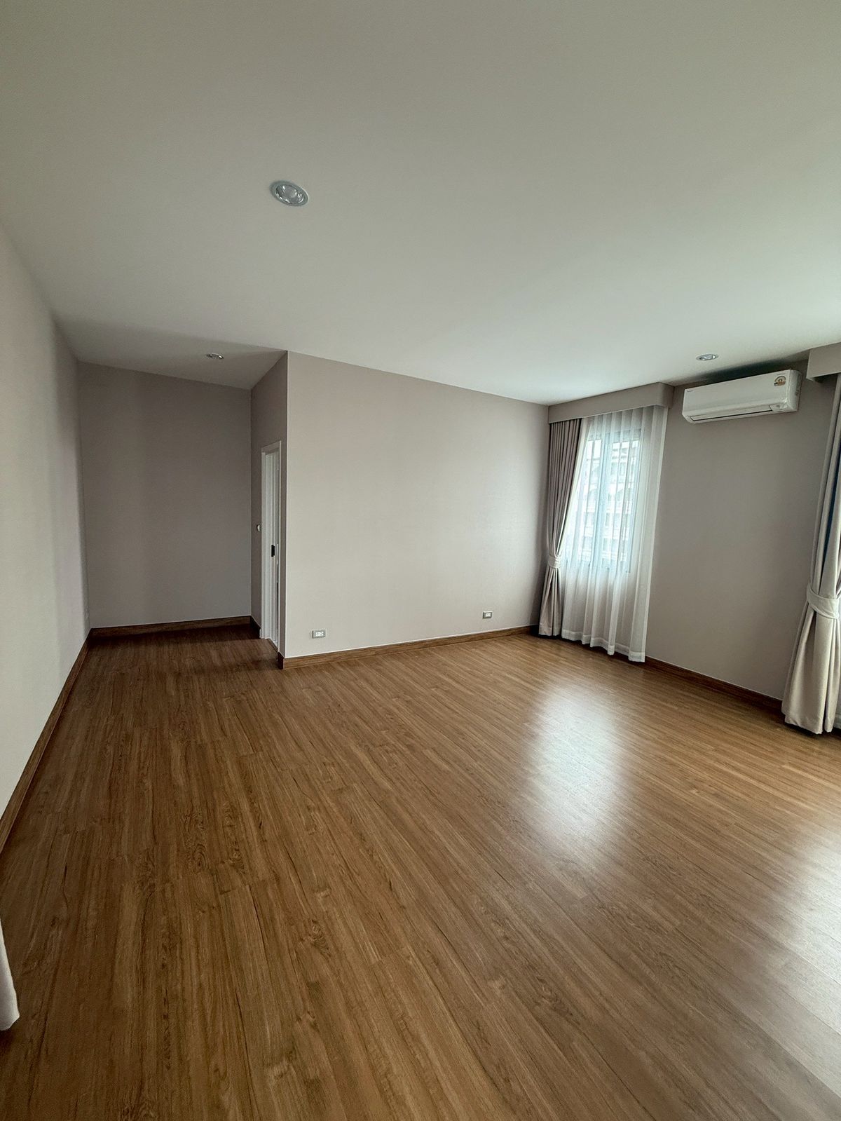 For SaleChokchai 4, Ladprao 71, Ladprao 48, : 🏛️Baan Klang Muang Classe Ratchada -Ladprao ✨ 35 -story townhome size 364 sq.m. 51.7 sq.w. | 4 bedrooms, 5 bathrooms, 3 parking spaces, starting 27.9 MB. Contact Tel.0922635410 (Earth)