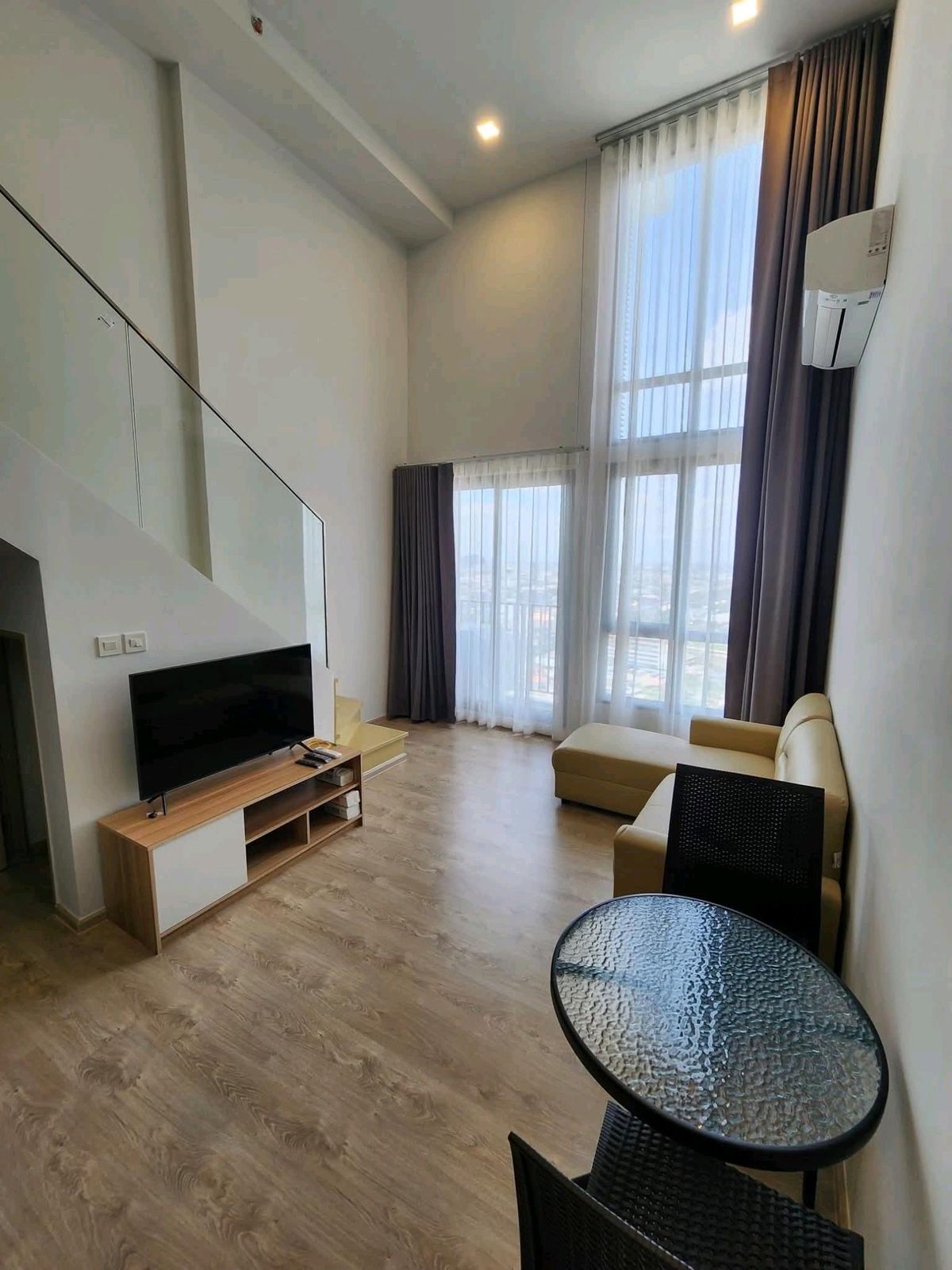 For RentCondoRama9, Petchburi, RCA : 🚆 เส้นทางคมนาคมสะดวก
แอร์พอร์ตลิ้ง รามคำแหง 300 ม. / ใกล้ทางด่วน (ฉลองรัช, ศรีรัช) / ท่าเรือ (ราม 1, สะพานคลองตัน) / ถนน พัฒนาการ / พระราม 9 / เพชรบุรี / สุขุมวิท