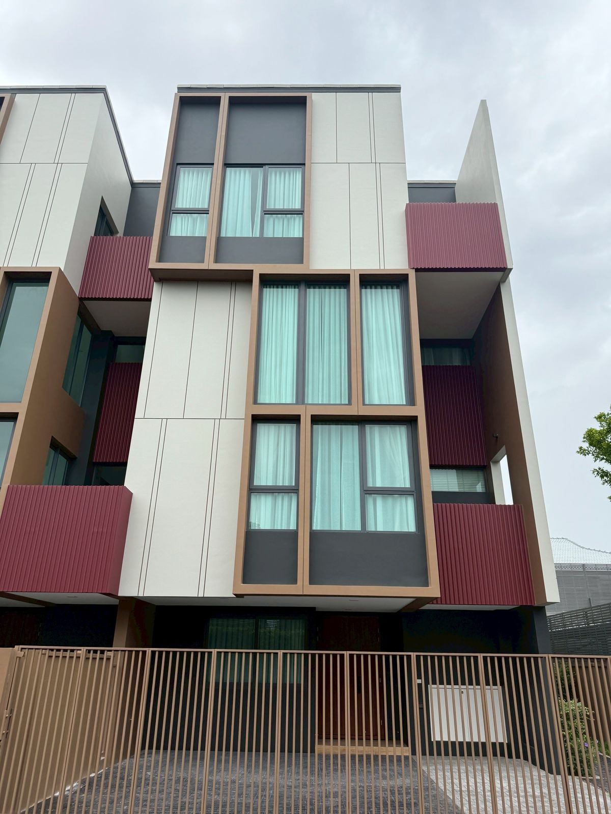 For SaleChokchai 4, Ladprao 71, Ladprao 48, : 🏛️✨Baan Klang Muang Classe, Ratchada -Ladprao, 3.5 floor, 364 sq.m., 51.7 sq.w. | 4 bedrooms, 5 bathrooms, 3 parking spaces, starting 27.9 MB. Contact Tel.0922635410