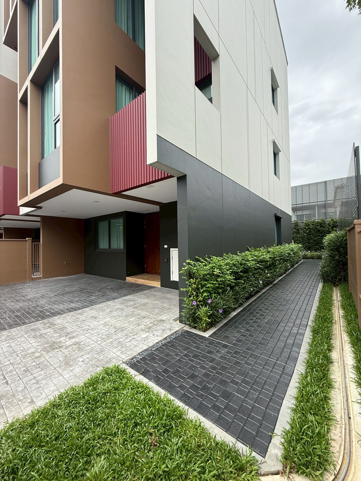 For SaleChokchai 4, Ladprao 71, Ladprao 48, : 🏛️Baan Klang Muang Classe, Ratchada -Ladprao 🌈 3.5 floor townhome, size 364 sq.m. 51.7 sq.w. | 4 bedrooms, 5 bathrooms, 3 parking spaces, starting 27.9 MB. Contact to watch Tel.0922635410