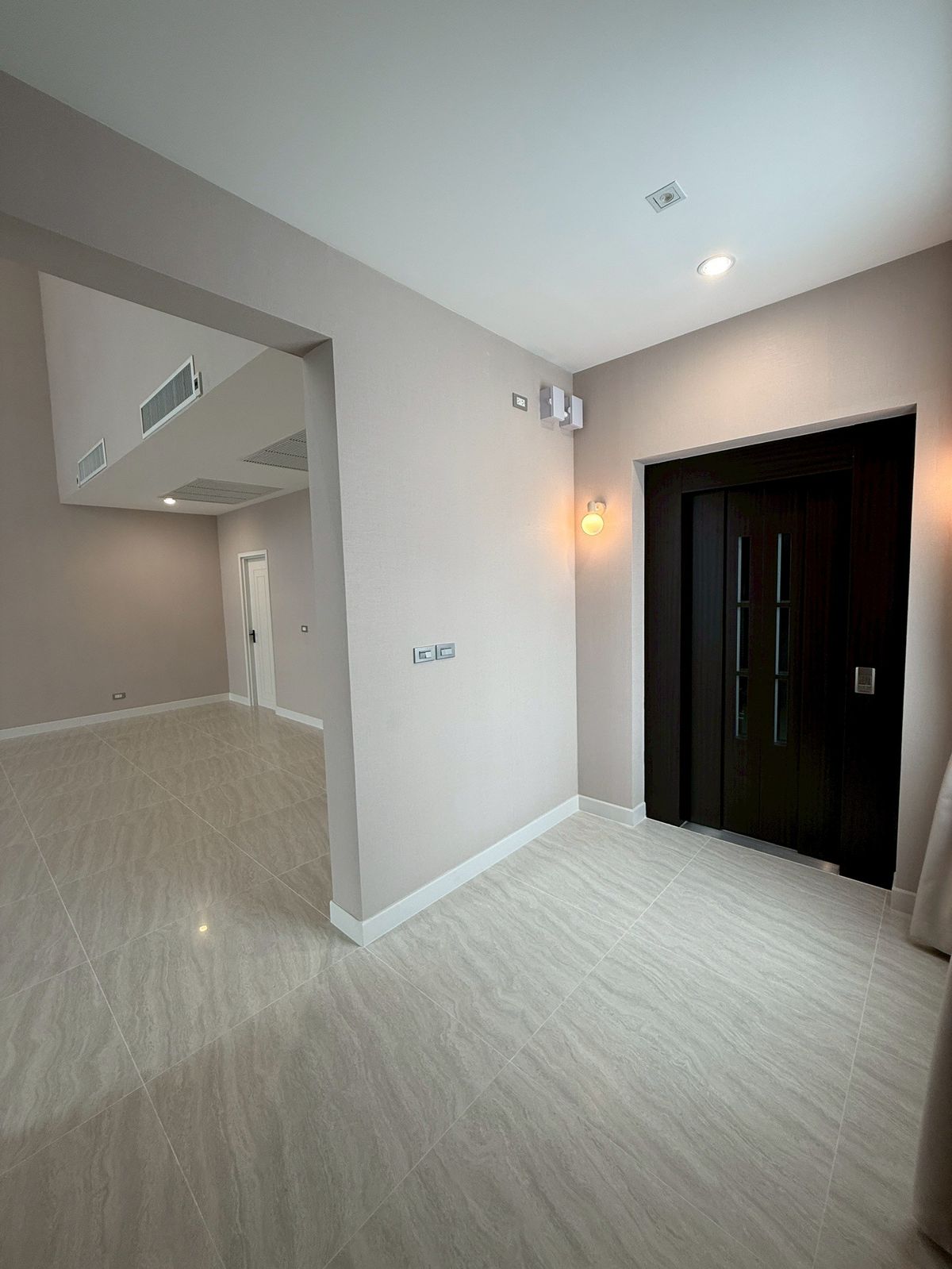 For SaleChokchai 4, Ladprao 71, Ladprao 48, : Baan Klang Muang Classe Ratchada -Ladprao ✨ 3.5 Townhome, 364 sq.m. 51.7 sq.w. | 4 bedrooms, 5 bathrooms, 3 parking spaces, starting 27.9 MB. Contact Tel.0922635410 (Earth)