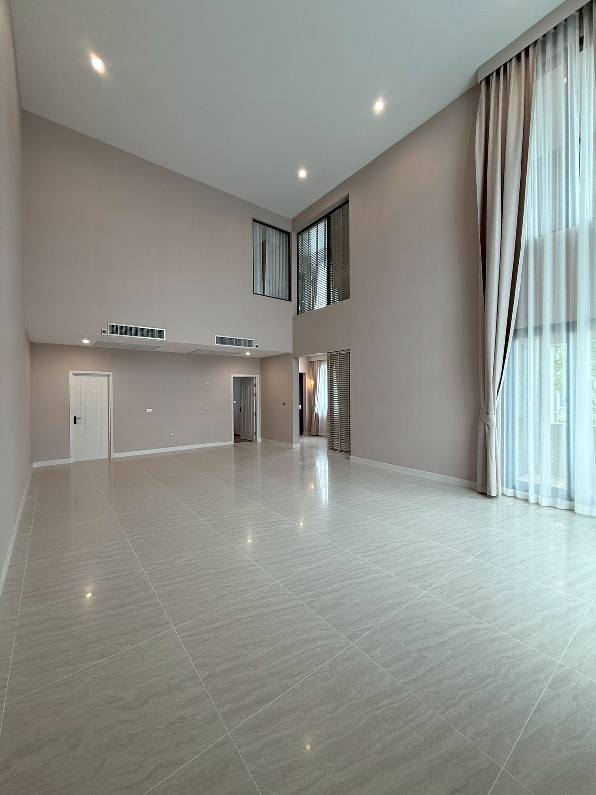 For SaleChokchai 4, Ladprao 71, Ladprao 48, : Baan Klang Muang Classe Ratchada -Ladprao ✨ 3.5 Townhome, 364 sq.m. 51.7 sq.w. | 4 bedrooms, 5 bathrooms, 3 parking spaces, starting 27.9 MB. Contact Tel.0922635410 (Earth)