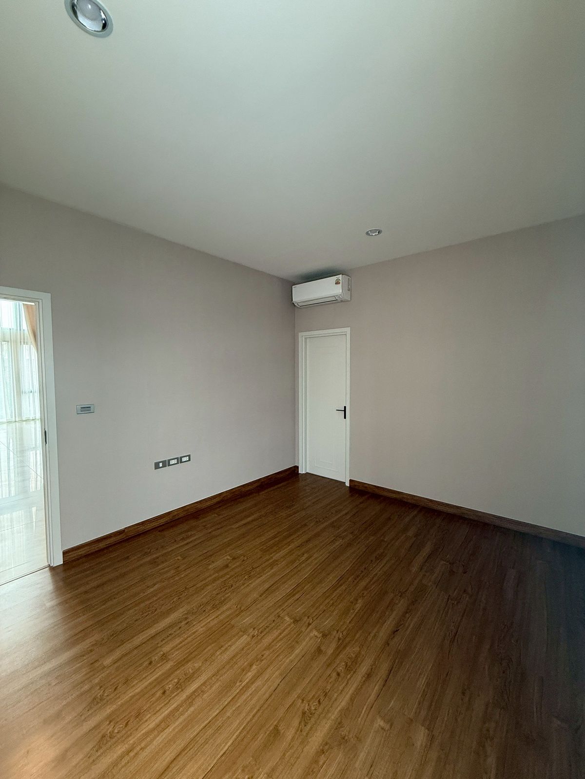 For SaleChokchai 4, Ladprao 71, Ladprao 48, : 🏛️Baan Klang Muang Classe Ratchada -Ladprao ✨ 35 -story townhome size 364 sq.m. 51.7 sq.w. | 4 bedrooms, 5 bathrooms, 3 parking spaces, starting 27.9 MB. Contact Tel.0922635410 (Earth)