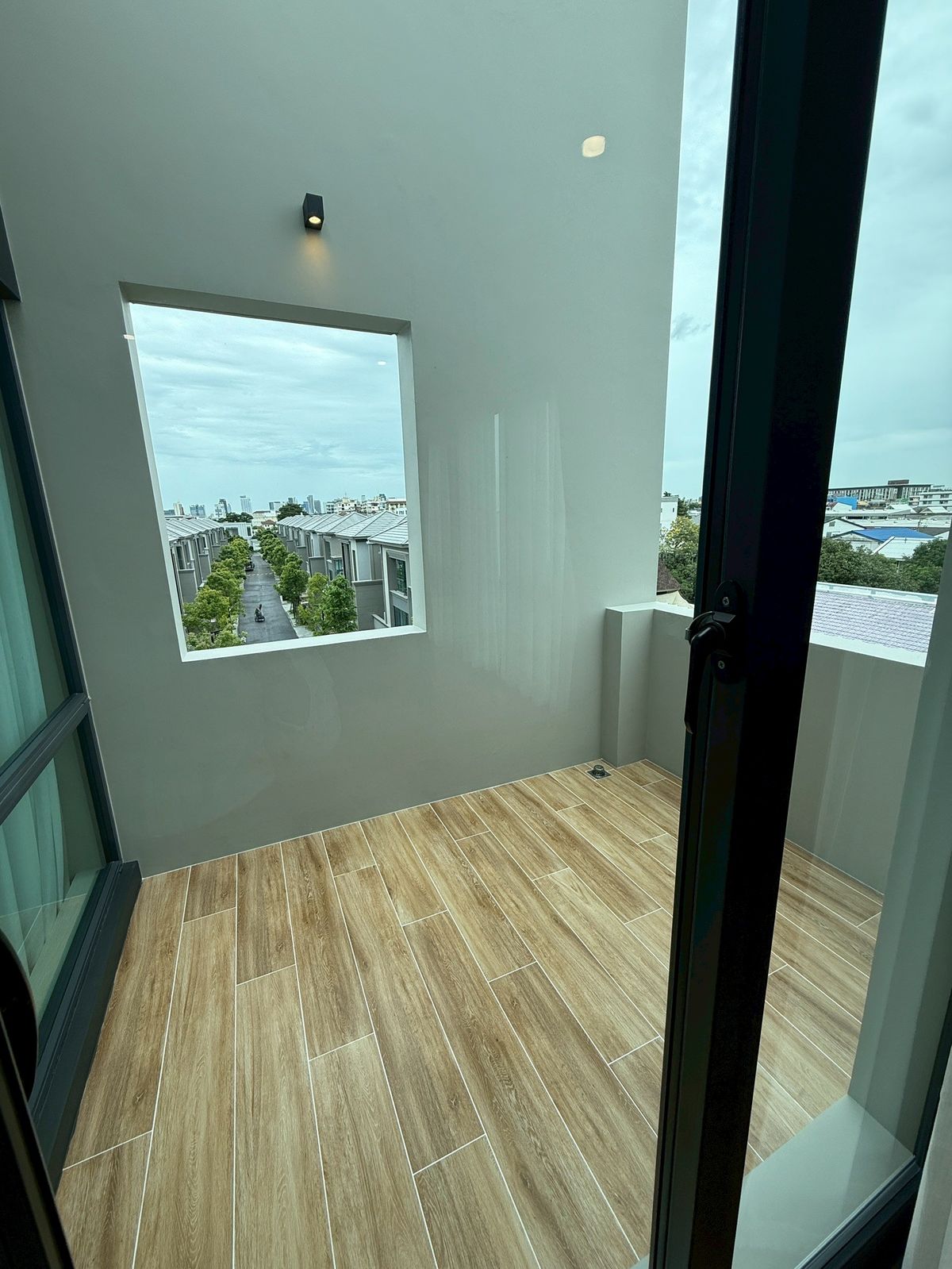 For SaleChokchai 4, Ladprao 71, Ladprao 48, : 🏛️Baan Klang Muang Classe Ratchada -Ladprao ✨ 35 -story townhome size 364 sq.m. 51.7 sq.w. | 4 bedrooms, 5 bathrooms, 3 parking spaces, starting 27.9 MB. Contact Tel.0922635410 (Earth)