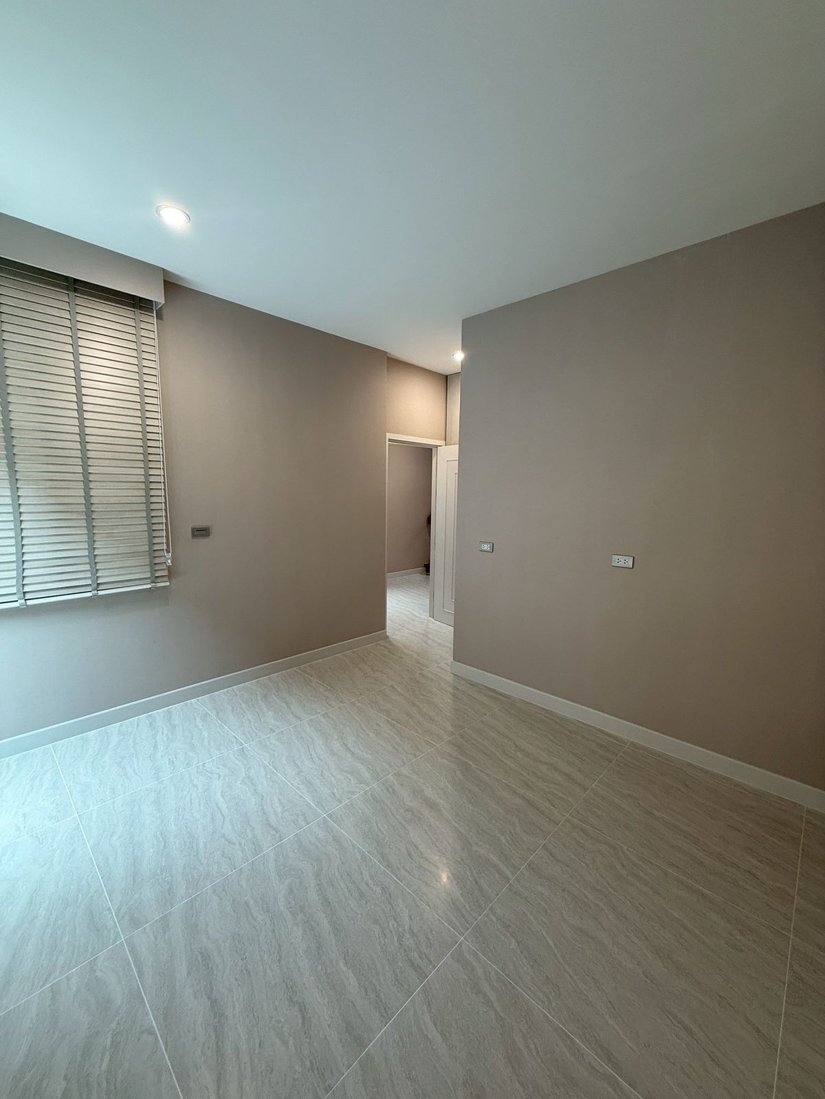 For SaleChokchai 4, Ladprao 71, Ladprao 48, : 🏛️Baan Klang Muang Classe Ratchada -Ladprao ✨ 35 -story townhome size 364 sq.m. 51.7 sq.w. | 4 bedrooms, 5 bathrooms, 3 parking spaces, starting 27.9 MB. Contact Tel.0922635410 (Earth)