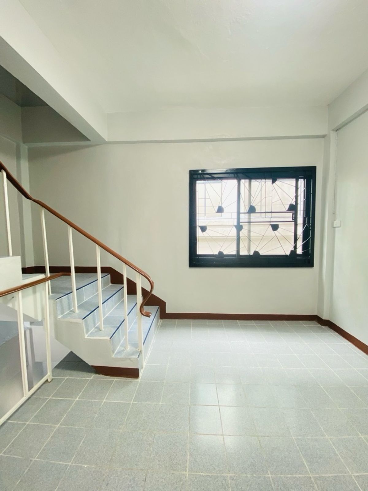 ขายทาวน์โฮมนนทบุรี บางใหญ่ บางบัวทอง : ตึก 4.5 ชั้น ซอยบางกร่าง50 นนทบุรีเดินทางสะดวก เข้าซอยเพียง 50 เมตร ทำเลดีมาก เหมาะทั้งอยู่อาศัยและทำธุรกิจ