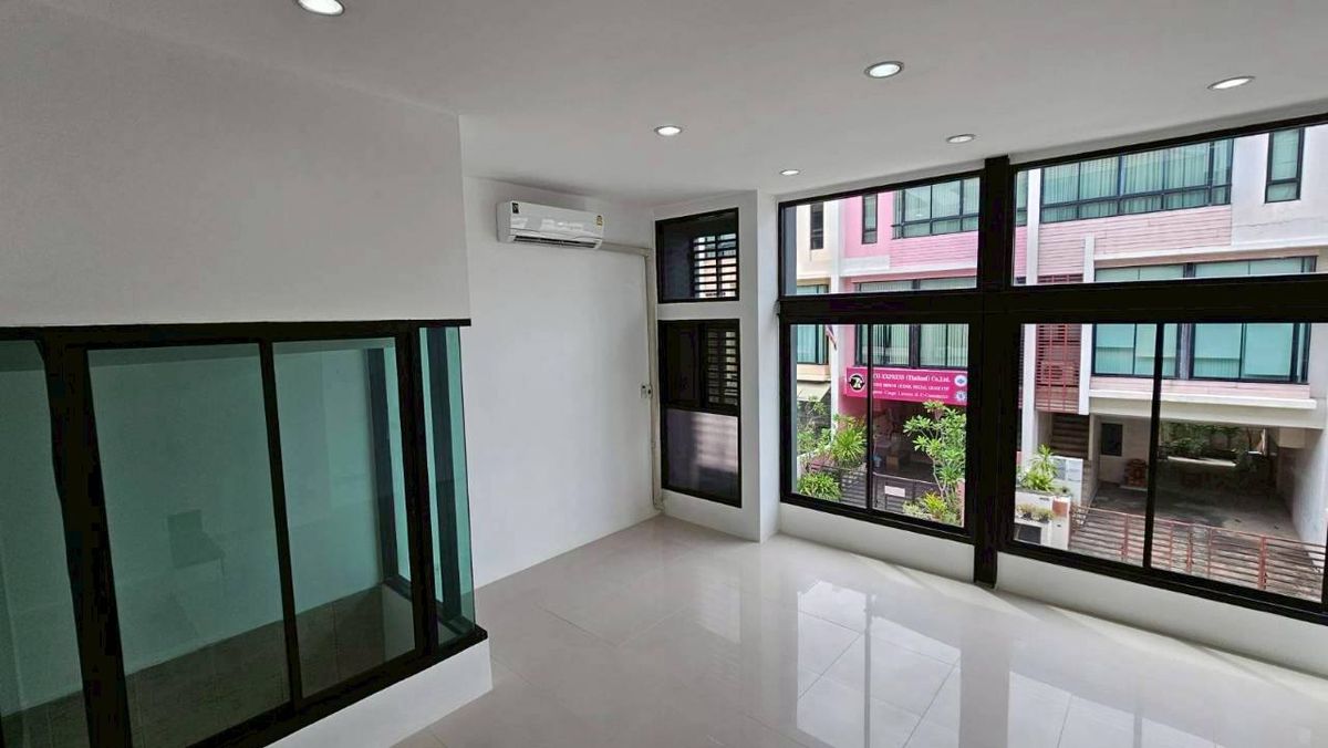 ขายโฮมออฟฟิศเลียบทางด่วนรามอินทรา : ขายโฮมออฟฟิศ 4 ชั้น เดอะ ฮาบิแทท ศรีวรา ทาวน์อินทาวน์ 25 ตร.วา พื้นที่ใช้สอย 300 ตร.ม. 4 ห้องนอน 4 ห้องน้ำ ขาย 13.75 ลบ.*