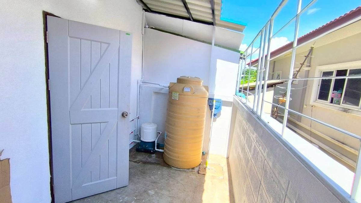 For SaleTownhomePathum Thani,Rangsit, Thammasat : Selling a new renovated townhouse, cheap price Liab Khlong Sam Road, Khlong Sam Subdistrict, Khlong Luang District, Pathum Thani, near Sarasas Witaed School, Khlong Luang Near Dhammakaya Temple