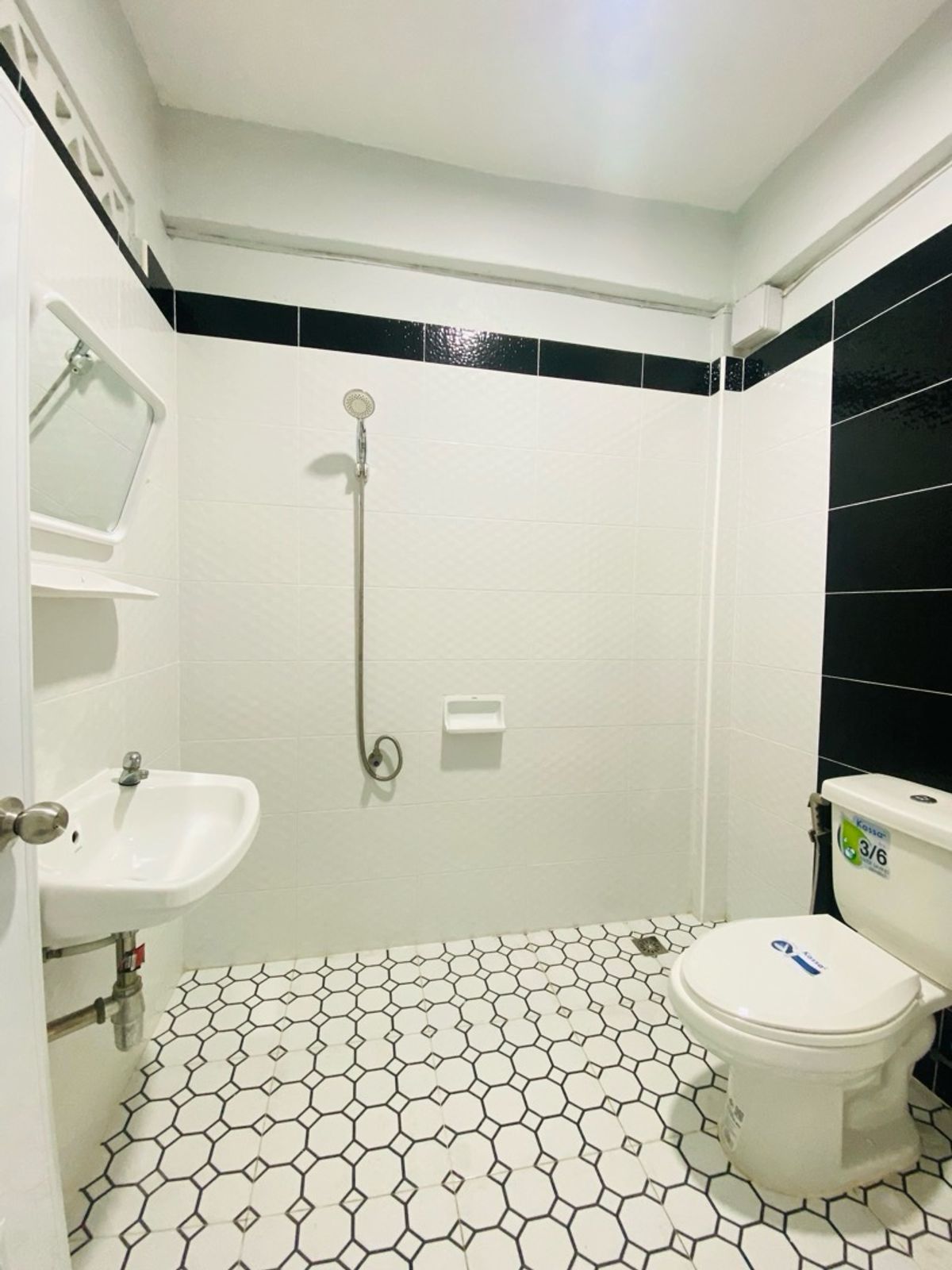 ขายทาวน์โฮมนนทบุรี บางใหญ่ บางบัวทอง : ตึก 4.5 ชั้น ซอยบางกร่าง50 นนทบุรีเดินทางสะดวก เข้าซอยเพียง 50 เมตร ทำเลดีมาก เหมาะทั้งอยู่อาศัยและทำธุรกิจ