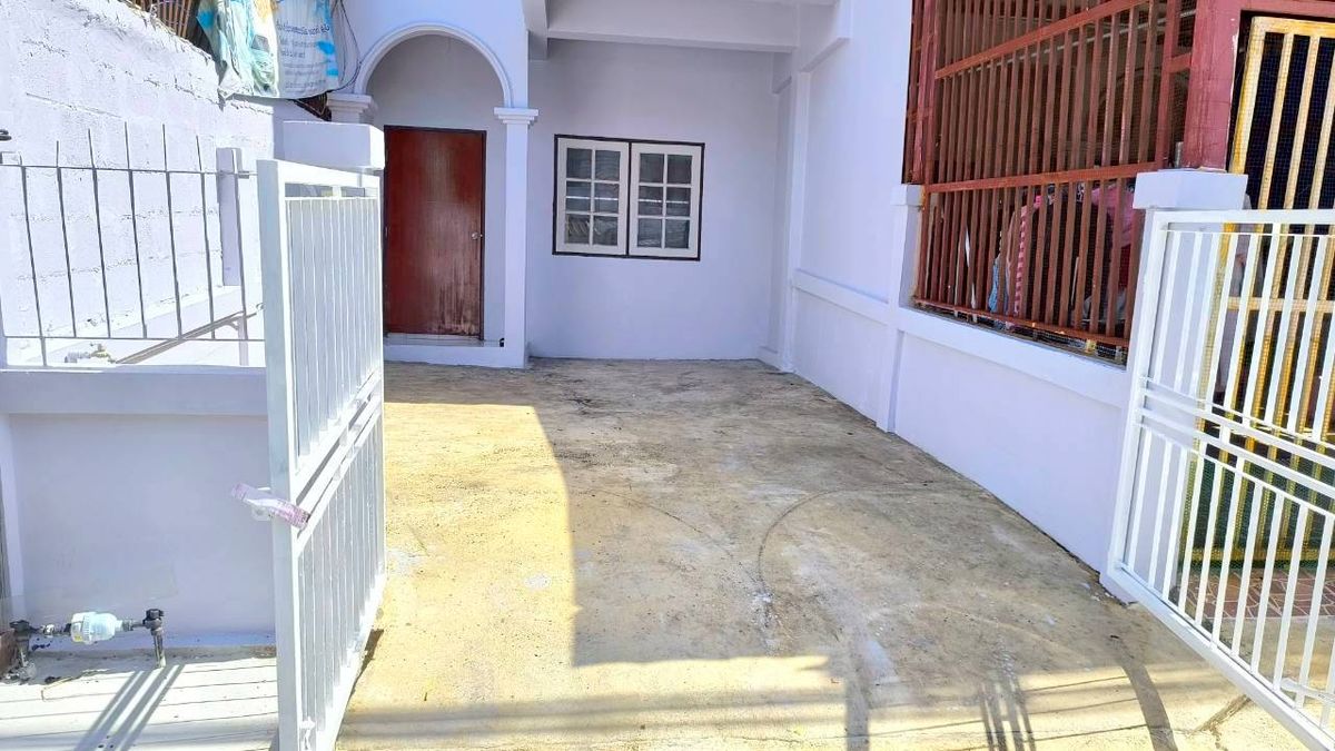 For SaleTownhomePathum Thani,Rangsit, Thammasat : Selling a new renovated townhouse, cheap price Liab Khlong Sam Road, Khlong Sam Subdistrict, Khlong Luang District, Pathum Thani, near Sarasas Witaed School, Khlong Luang Near Dhammakaya Temple