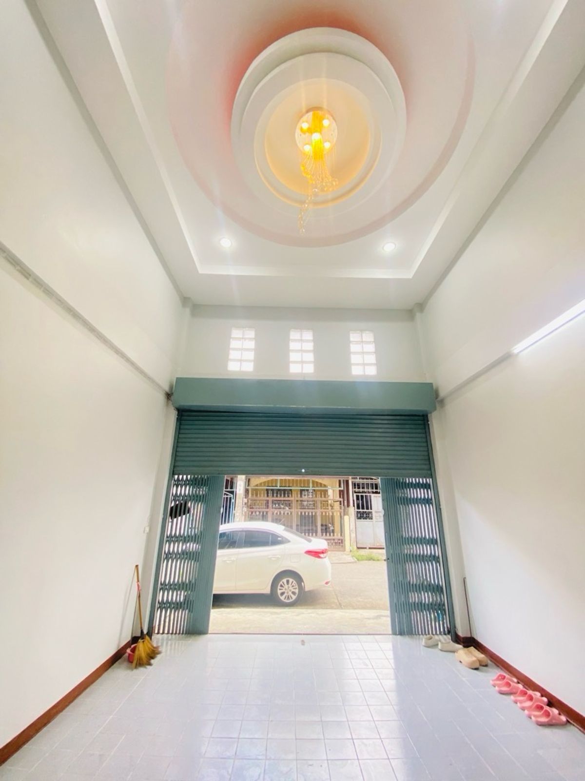 ขายทาวน์โฮมนนทบุรี บางใหญ่ บางบัวทอง : ตึก 4.5 ชั้น ซอยบางกร่าง50 นนทบุรีเดินทางสะดวก เข้าซอยเพียง 50 เมตร ทำเลดีมาก เหมาะทั้งอยู่อาศัยและทำธุรกิจ