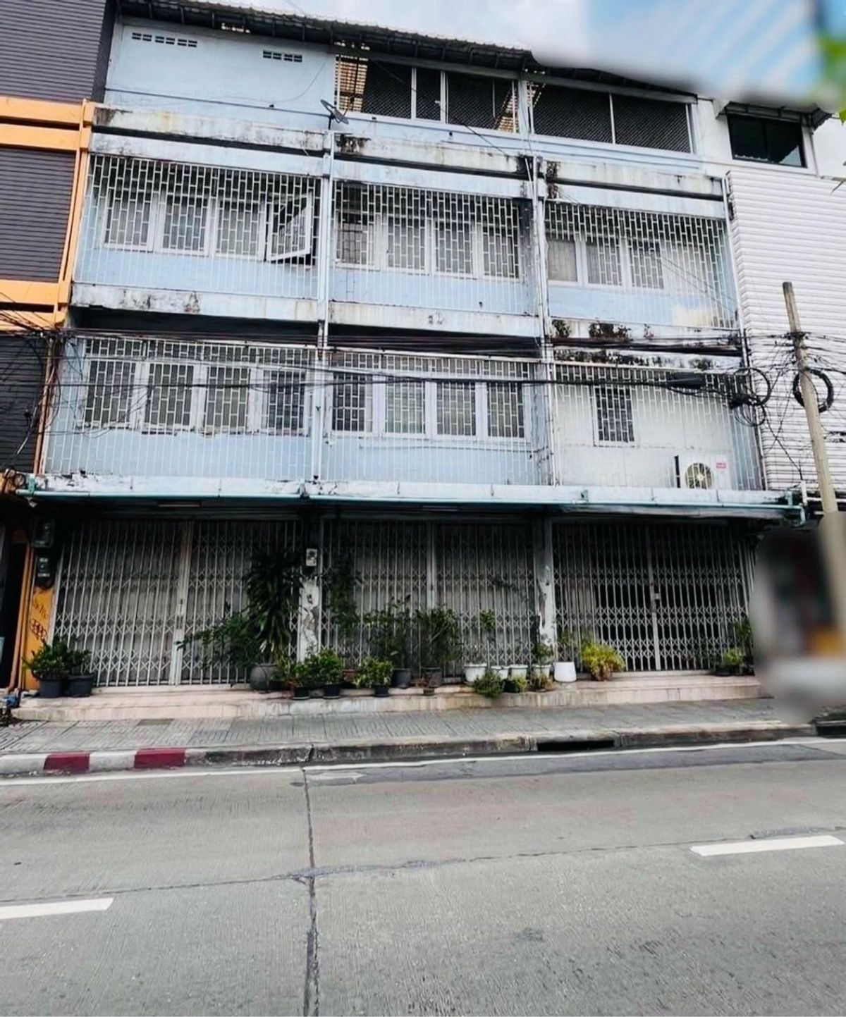 ให้เช่าอาคารพาณิชย์สุขุมวิท อโศก ทองหล่อ : For Rent - Commercial Building Ekkamai - Sukhumvit near BTS Ekkamai Station and Surrounded with Luxury Residences and Community Mall | Comfortable Transporation by BTS way or Can Walk