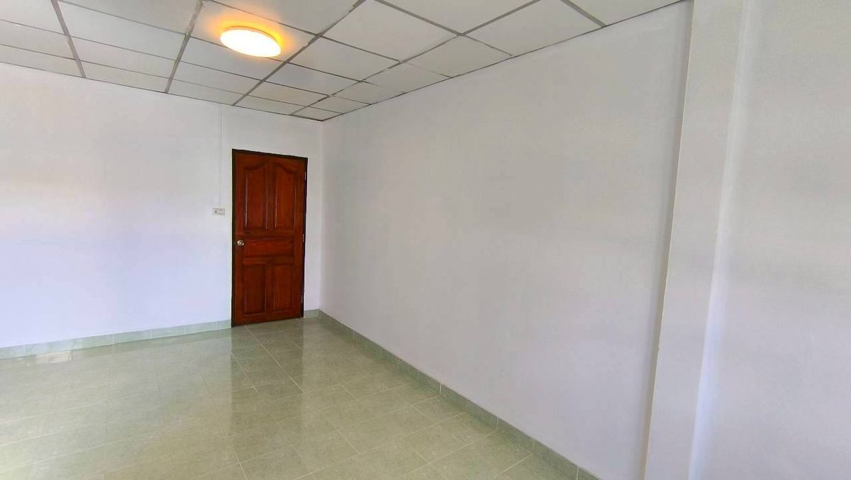 For SaleTownhomePathum Thani,Rangsit, Thammasat : Selling a new renovated townhouse, cheap price Liab Khlong Sam Road, Khlong Sam Subdistrict, Khlong Luang District, Pathum Thani, near Sarasas Witaed School, Khlong Luang Near Dhammakaya Temple