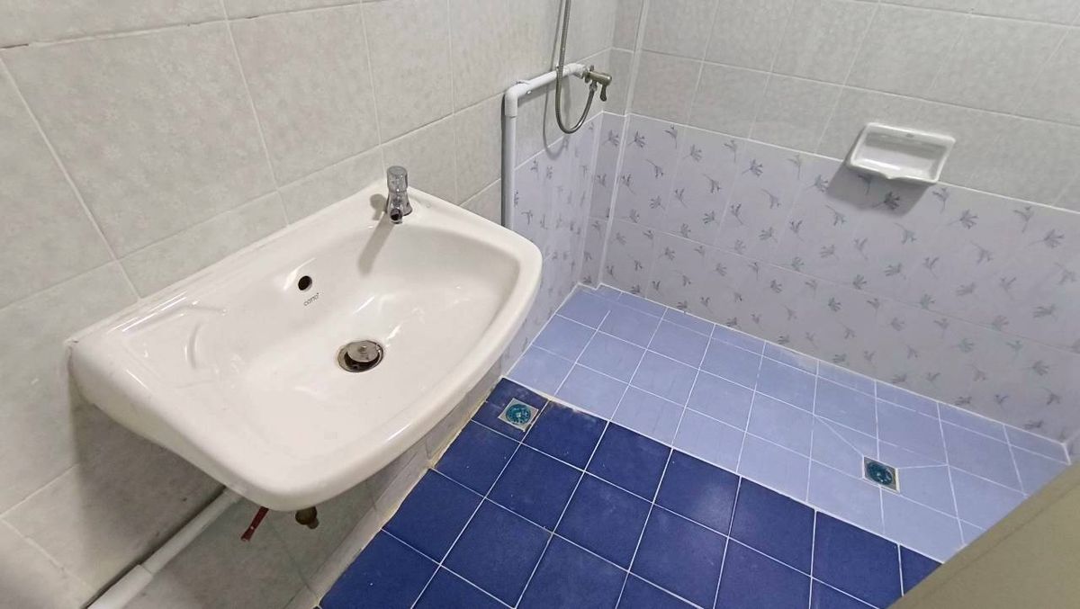 For SaleTownhomePathum Thani,Rangsit, Thammasat : Selling a new renovated townhouse, cheap price Liab Khlong Sam Road, Khlong Sam Subdistrict, Khlong Luang District, Pathum Thani, near Sarasas Witaed School, Khlong Luang Near Dhammakaya Temple