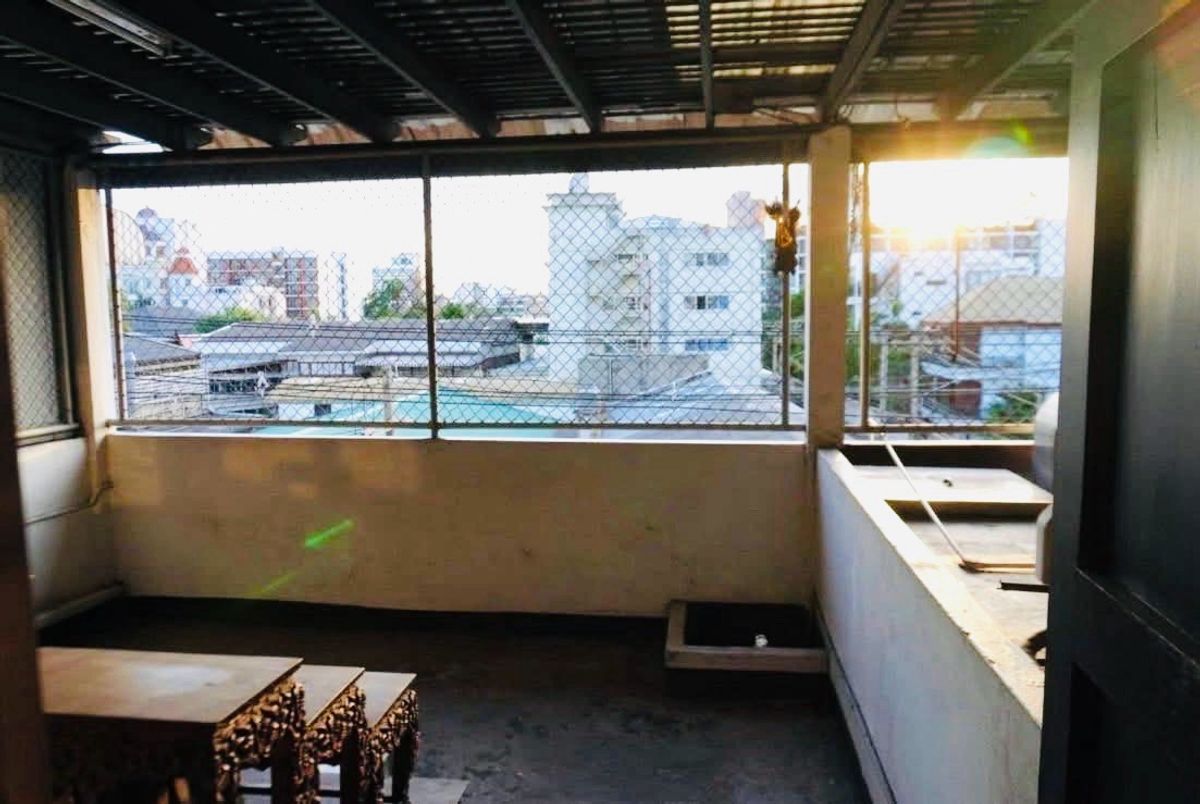 For RentShop HouseSukhumvit, Asoke, Thonglor : For Rent - Commercial Building Ekkamai - Sukhumvit Near BTS Ekkamai Station and Surround with Luxury Residences and Community Mall | Comfortable Transport by BTS WAY Or Can Walk