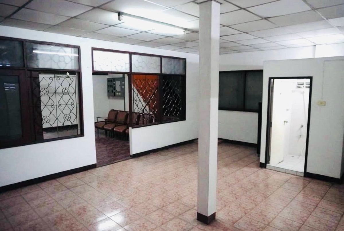 For RentShop HouseSukhumvit, Asoke, Thonglor : For Rent - Commercial Building Ekkamai - Sukhumvit Near BTS Ekkamai Station and Surround with Luxury Residences and Community Mall | Comfortable Transport by BTS WAY Or Can Walk