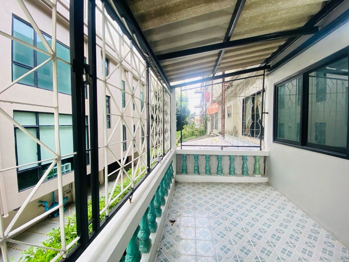 ขายทาวน์โฮมนนทบุรี บางใหญ่ บางบัวทอง : ตึก 4.5 ชั้น ซอยบางกร่าง50 นนทบุรีเดินทางสะดวก เข้าซอยเพียง 50 เมตร ทำเลดีมาก เหมาะทั้งอยู่อาศัยและทำธุรกิจ